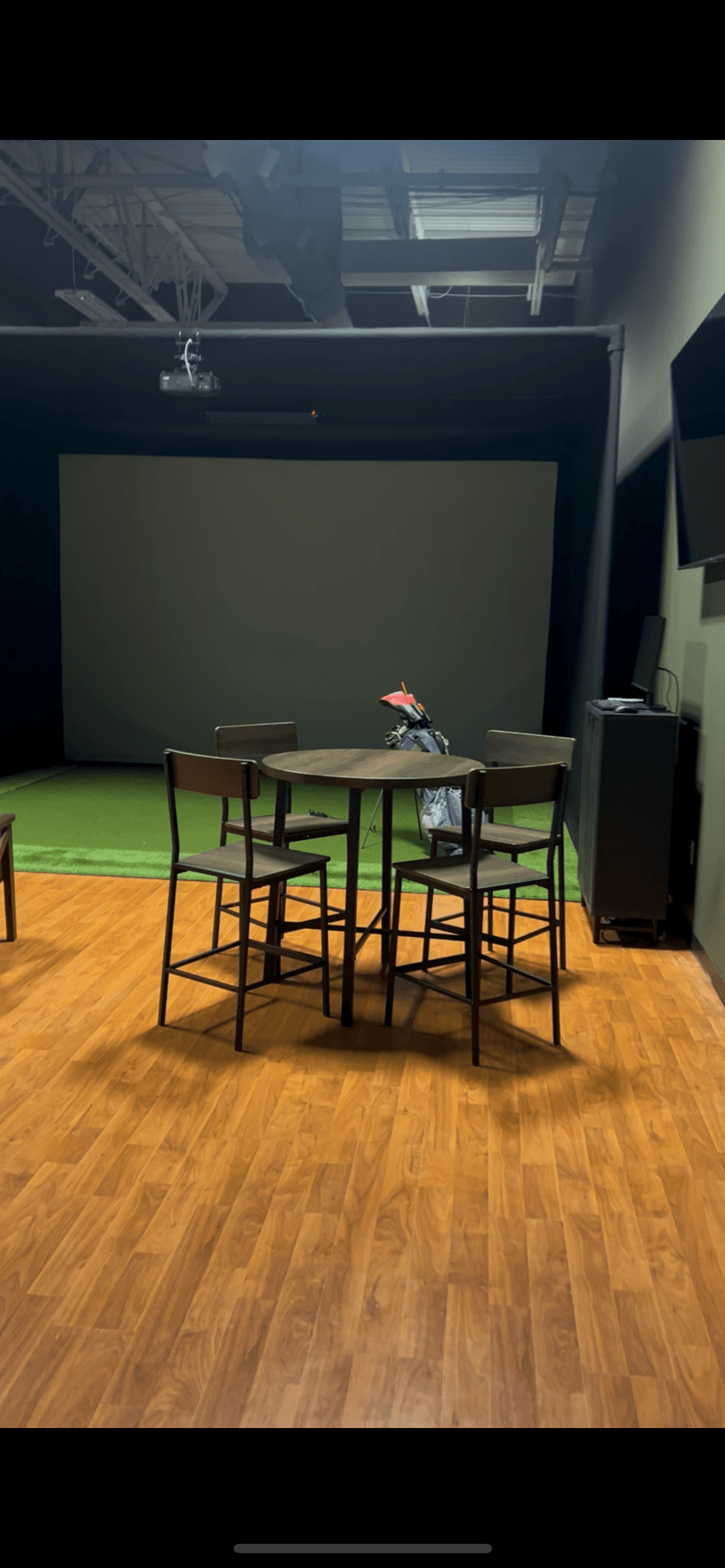 Black Mt Golf Lounge - Image 2