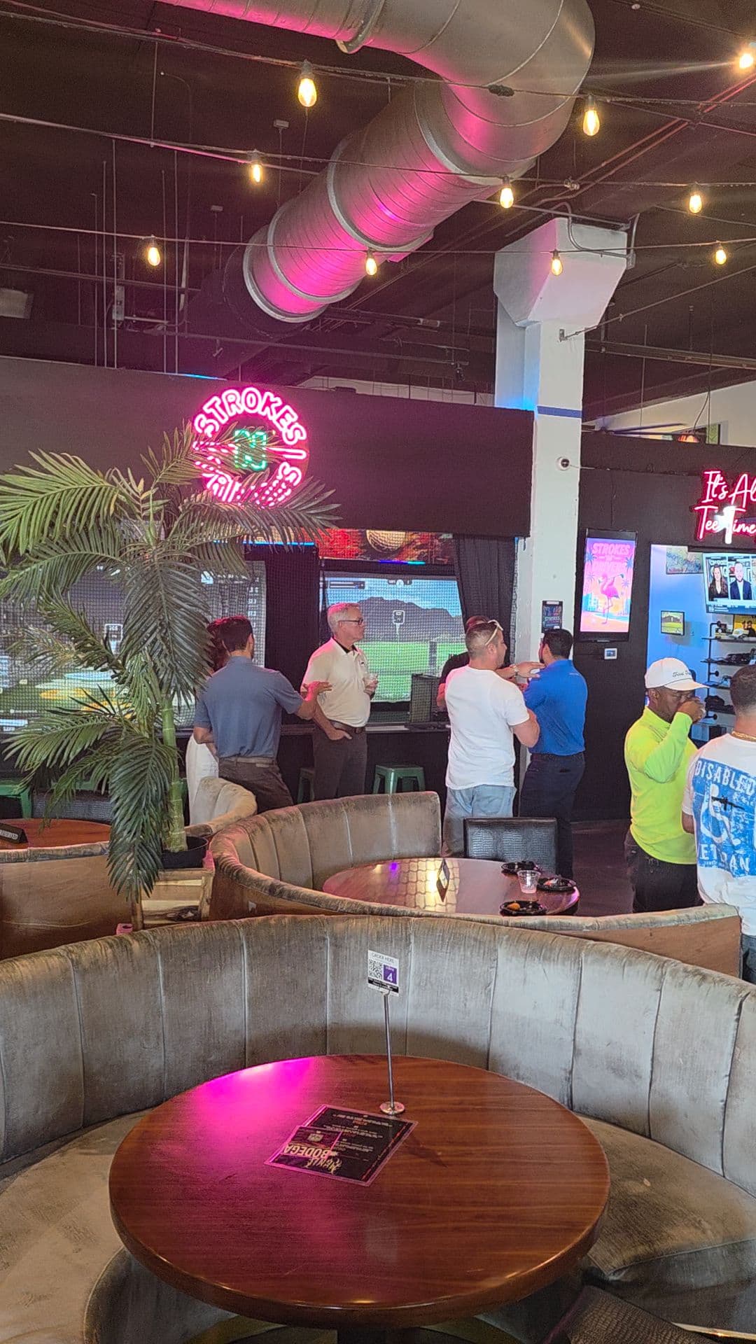 Strokes N Drivers Indoor Golf - Image 2