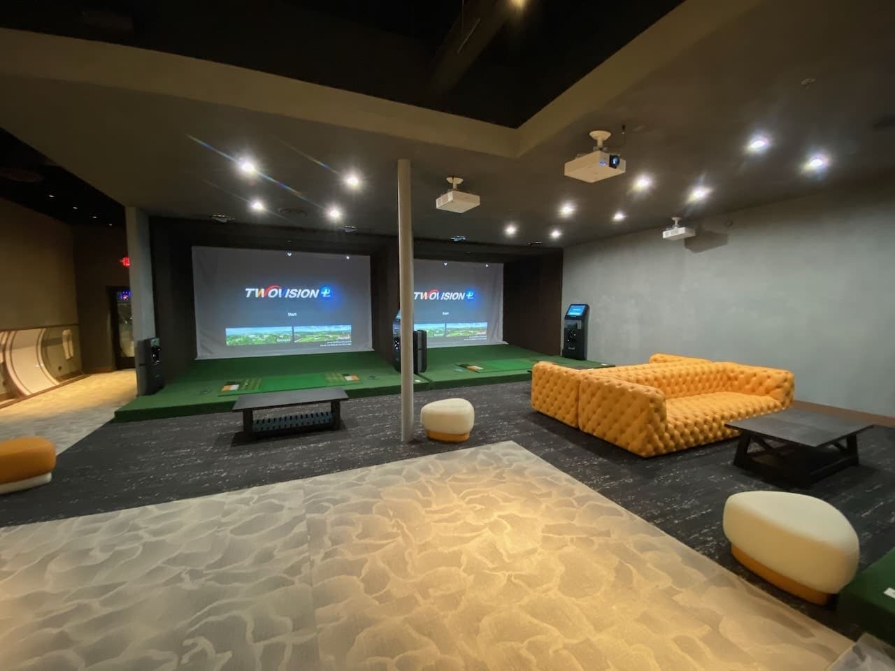 J Bar & Golf Lounge - Image 4