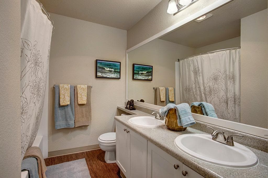 On The Green at Harbour Pointe Apartments - Image 4