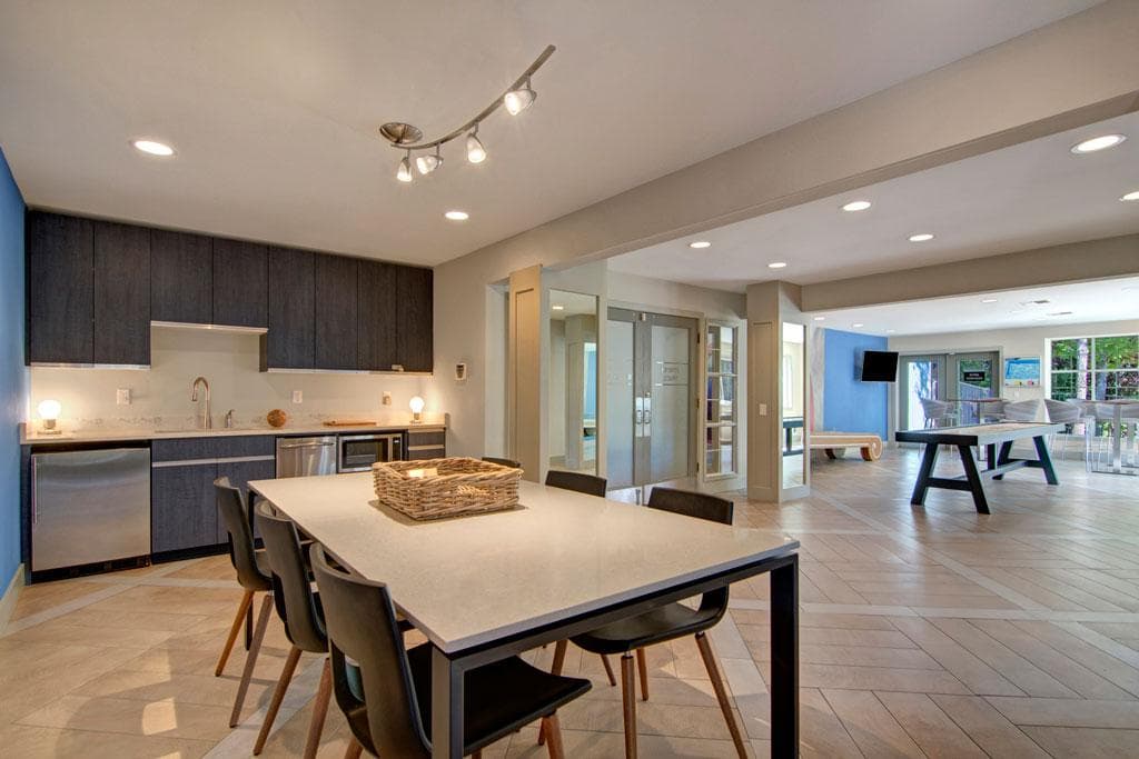 On The Green at Harbour Pointe Apartments - Image 6