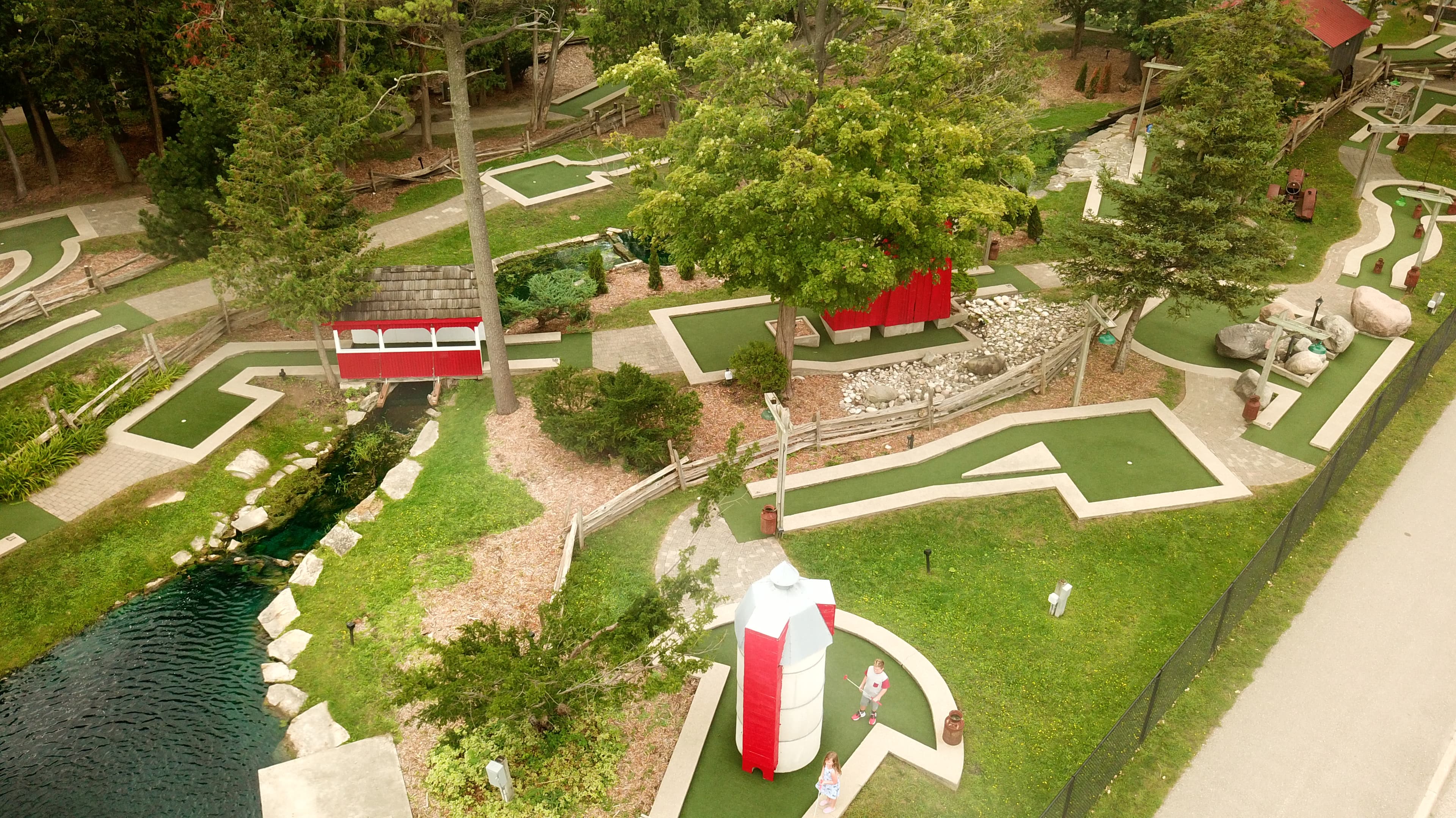 Hole-in-Fun Mini Golf - Image 5