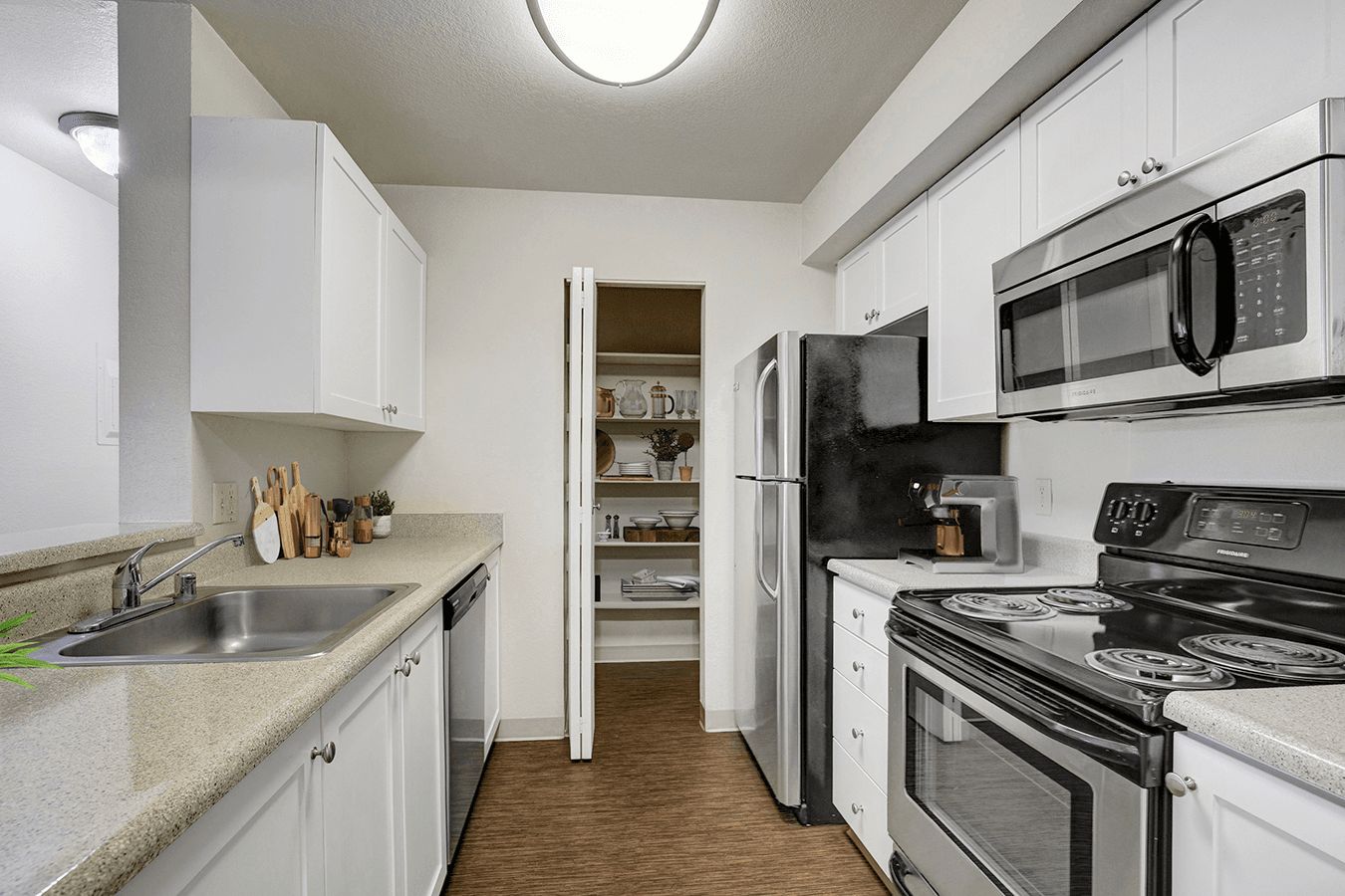 On The Green at Harbour Pointe Apartments - Image 5