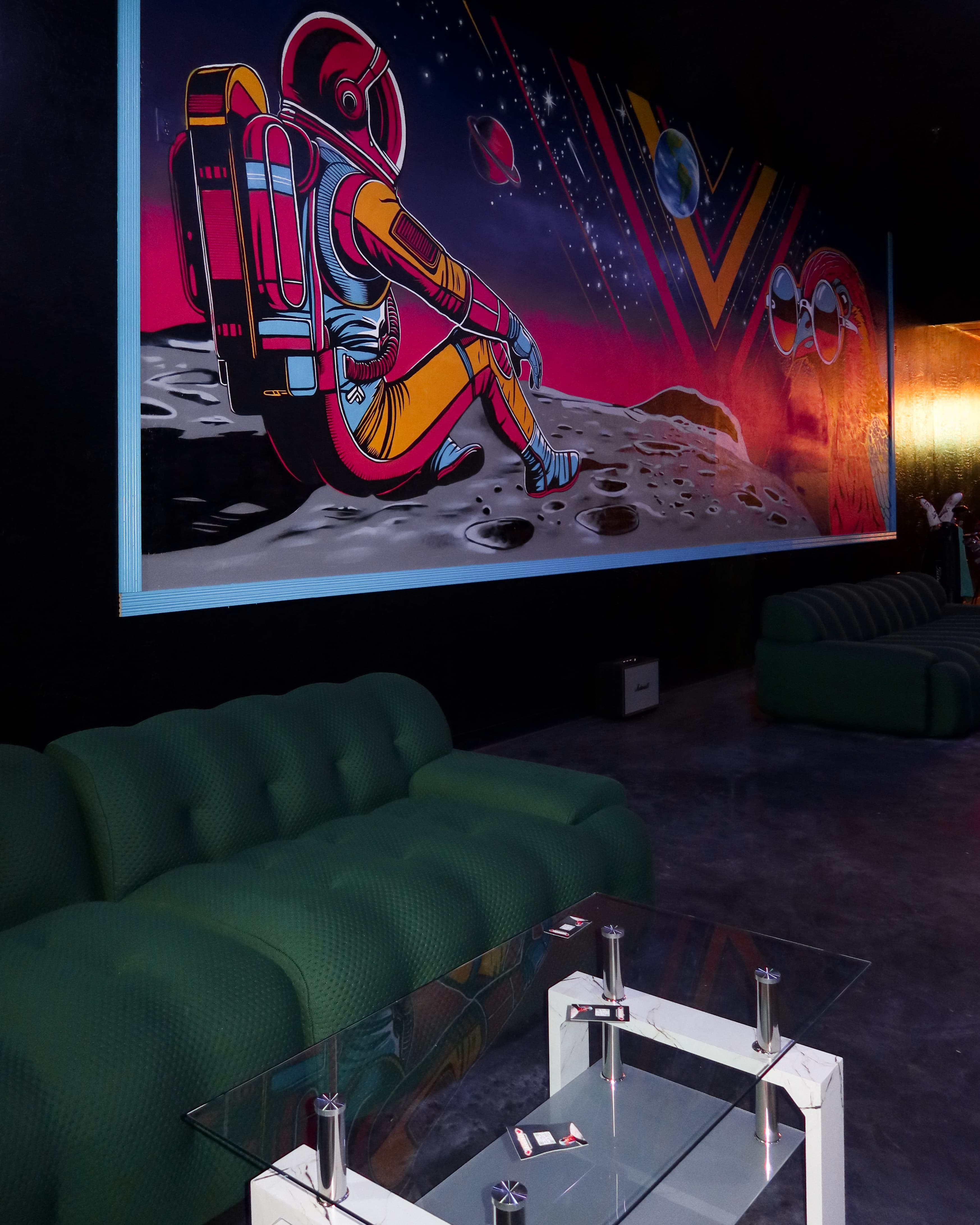 2 Birdies 1 Lounge Indoor Golf - Image 5