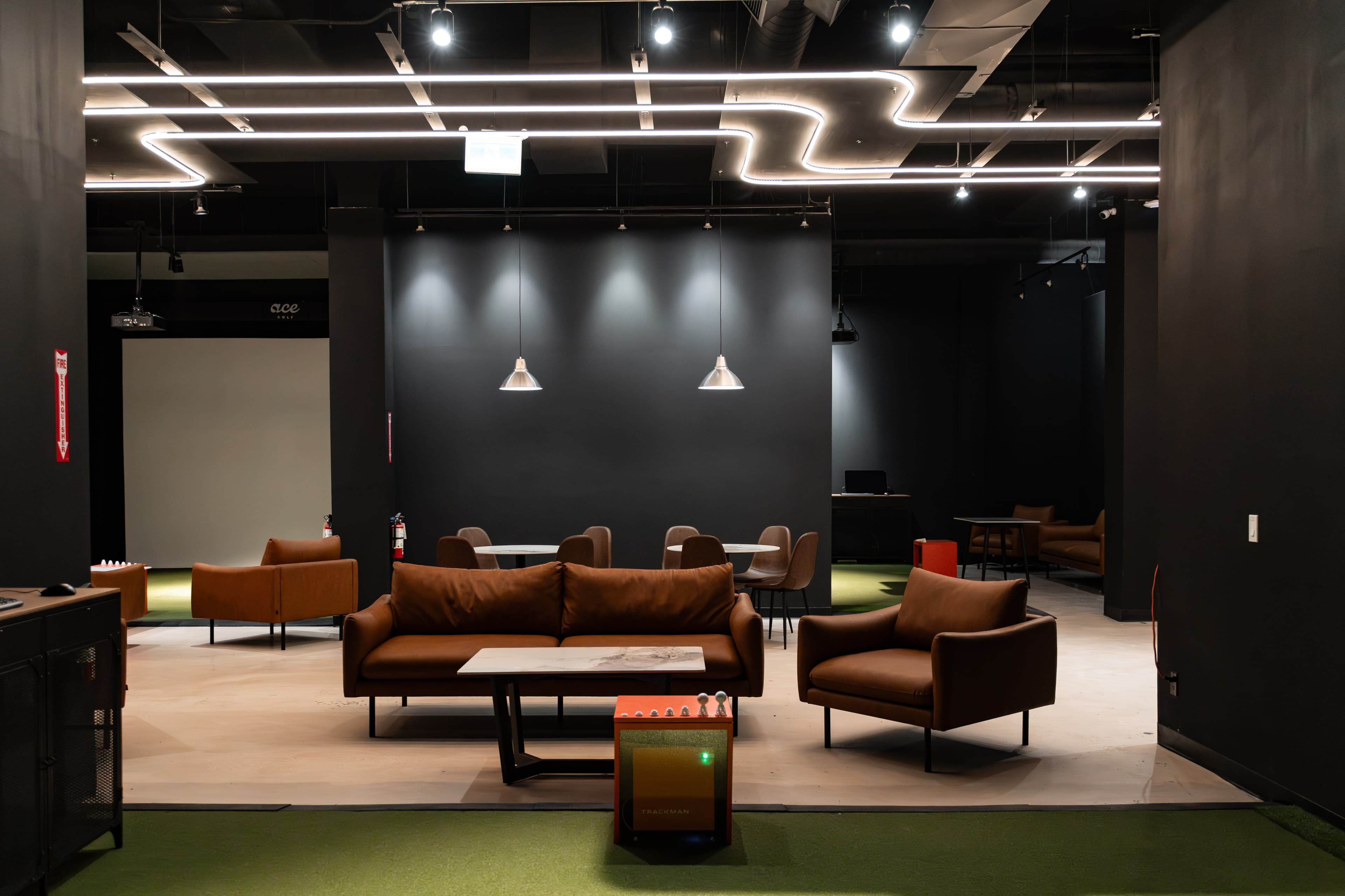 Ace Golf Bar & Lounge - Image 3