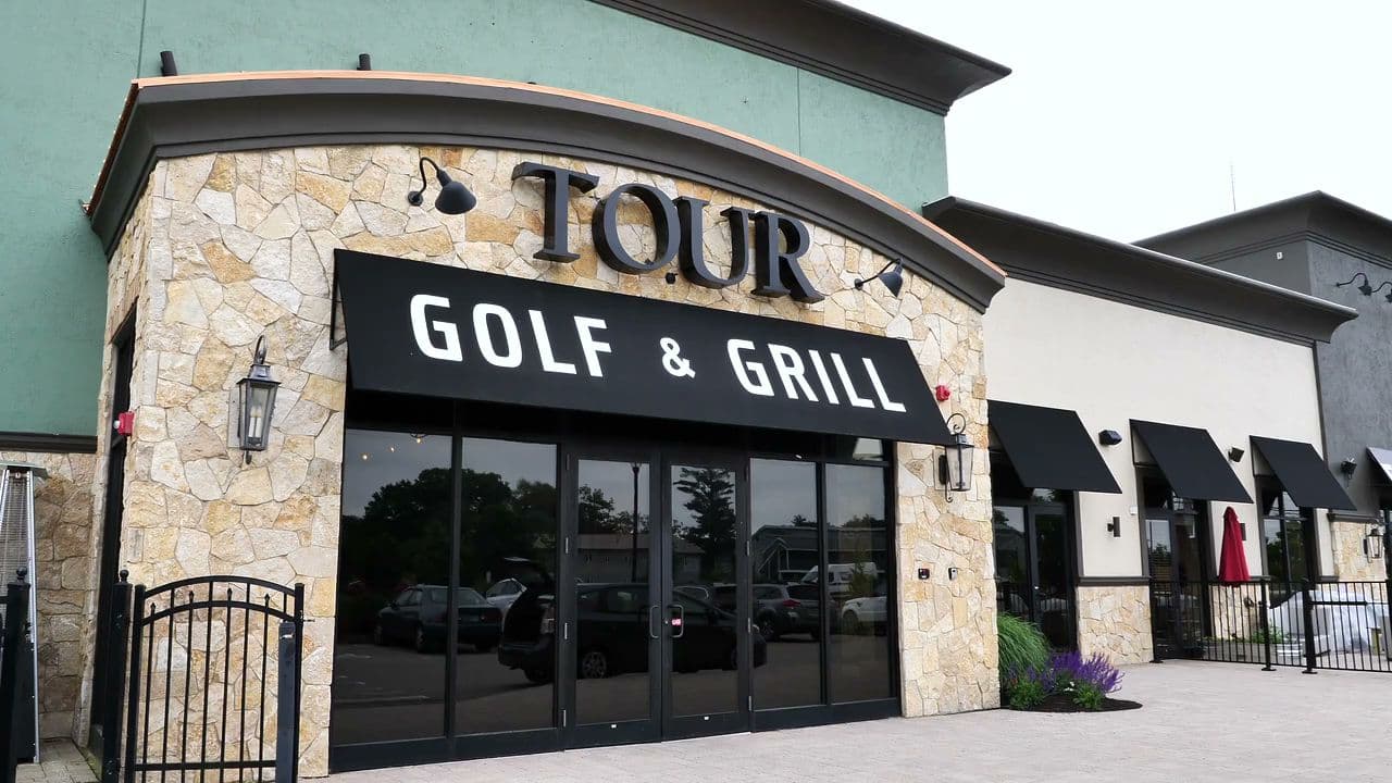 TOUR Golf & Grill - Image 4