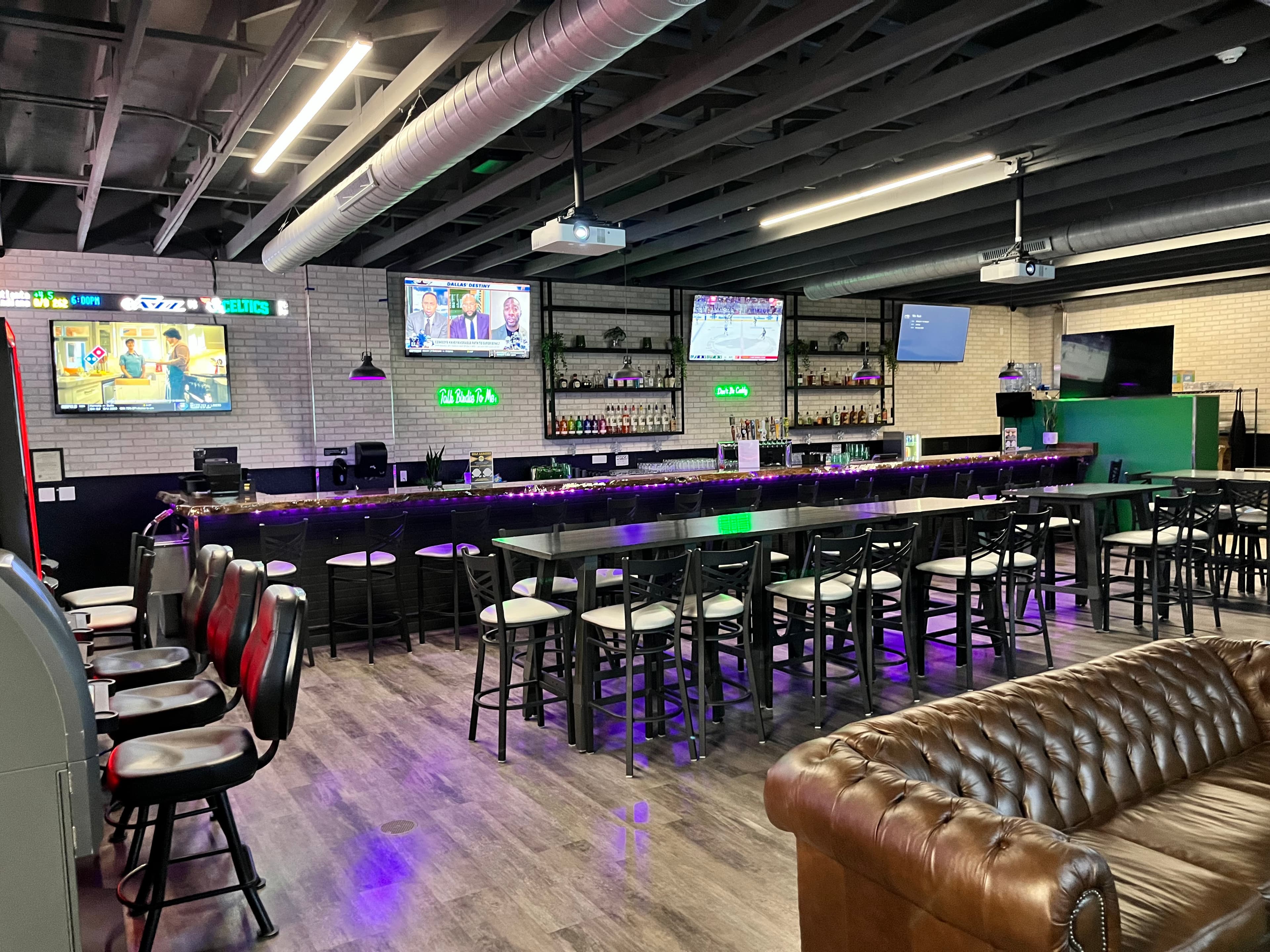 Dirty Birdie Lounge & Golf Bar - Image 5