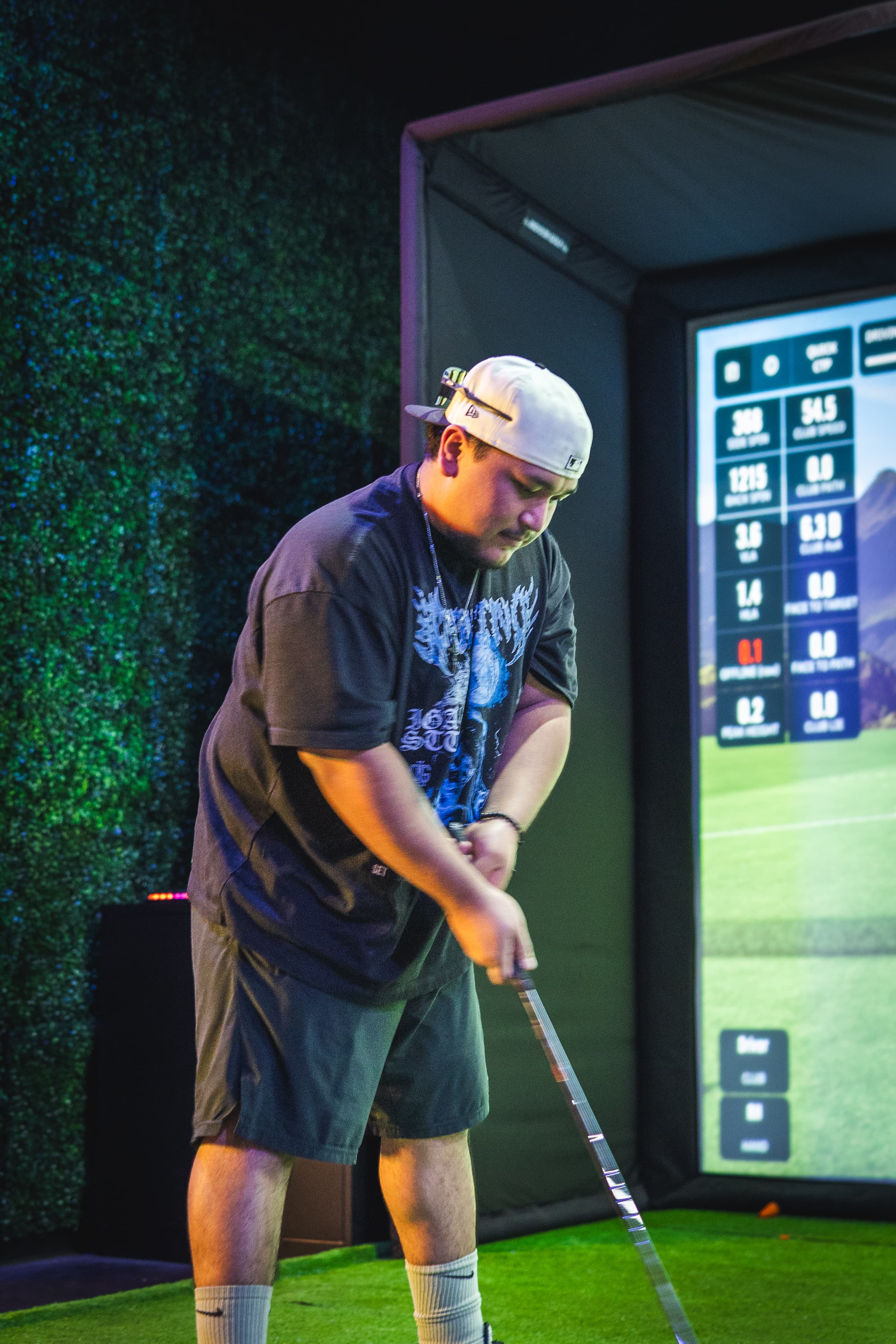 2 Birdies 1 Lounge Indoor Golf - Image 7