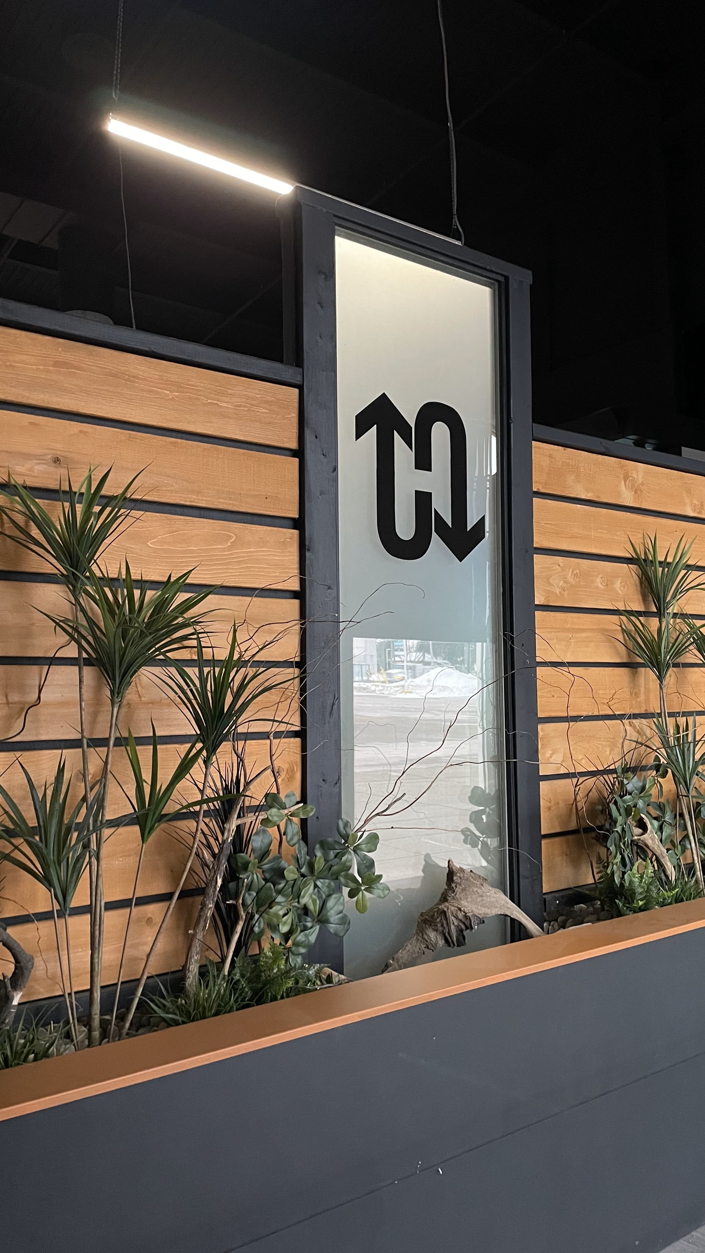 Up & Down Lounge - Image 3