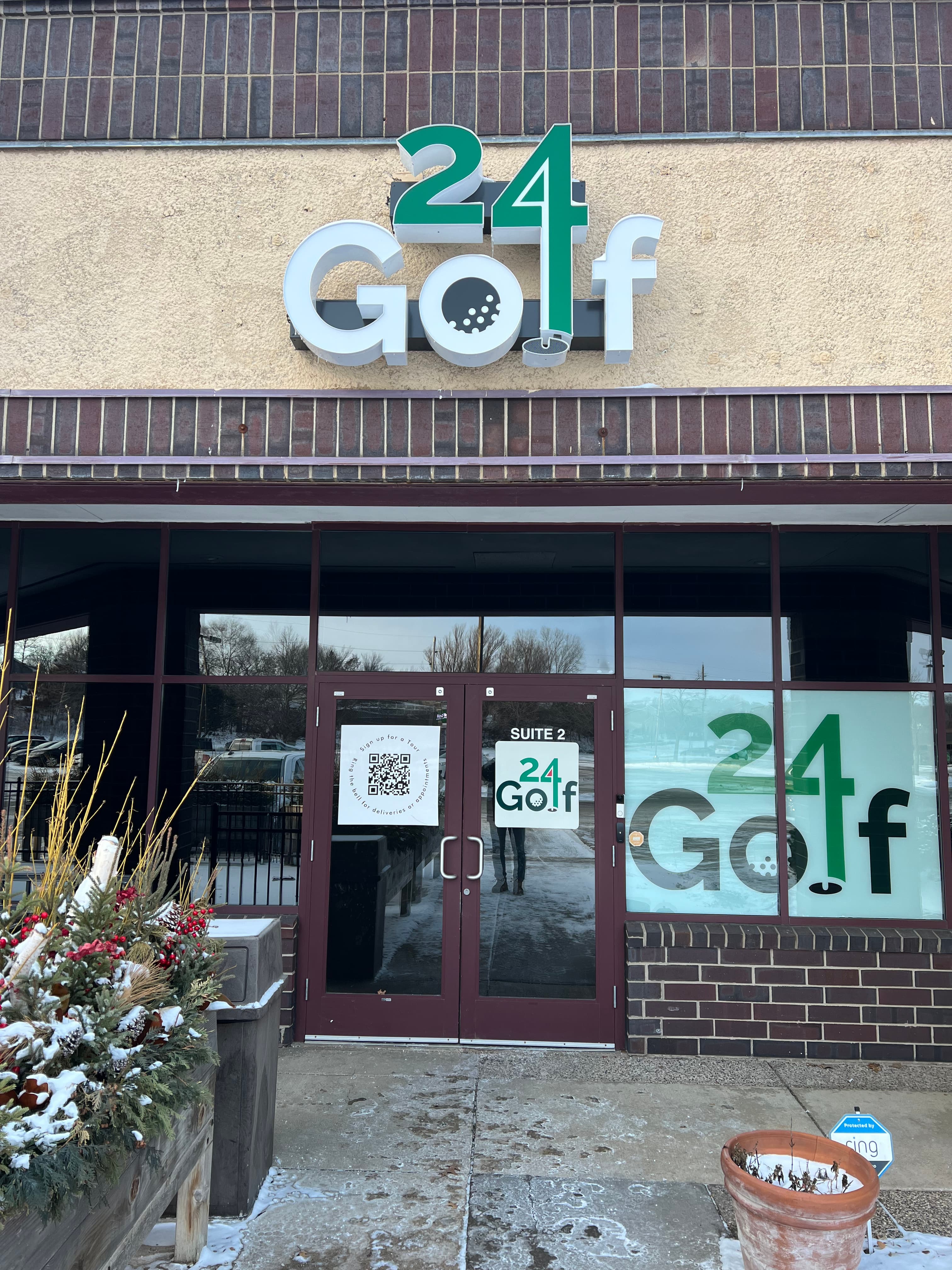 24 Golf Eagan - Image 4