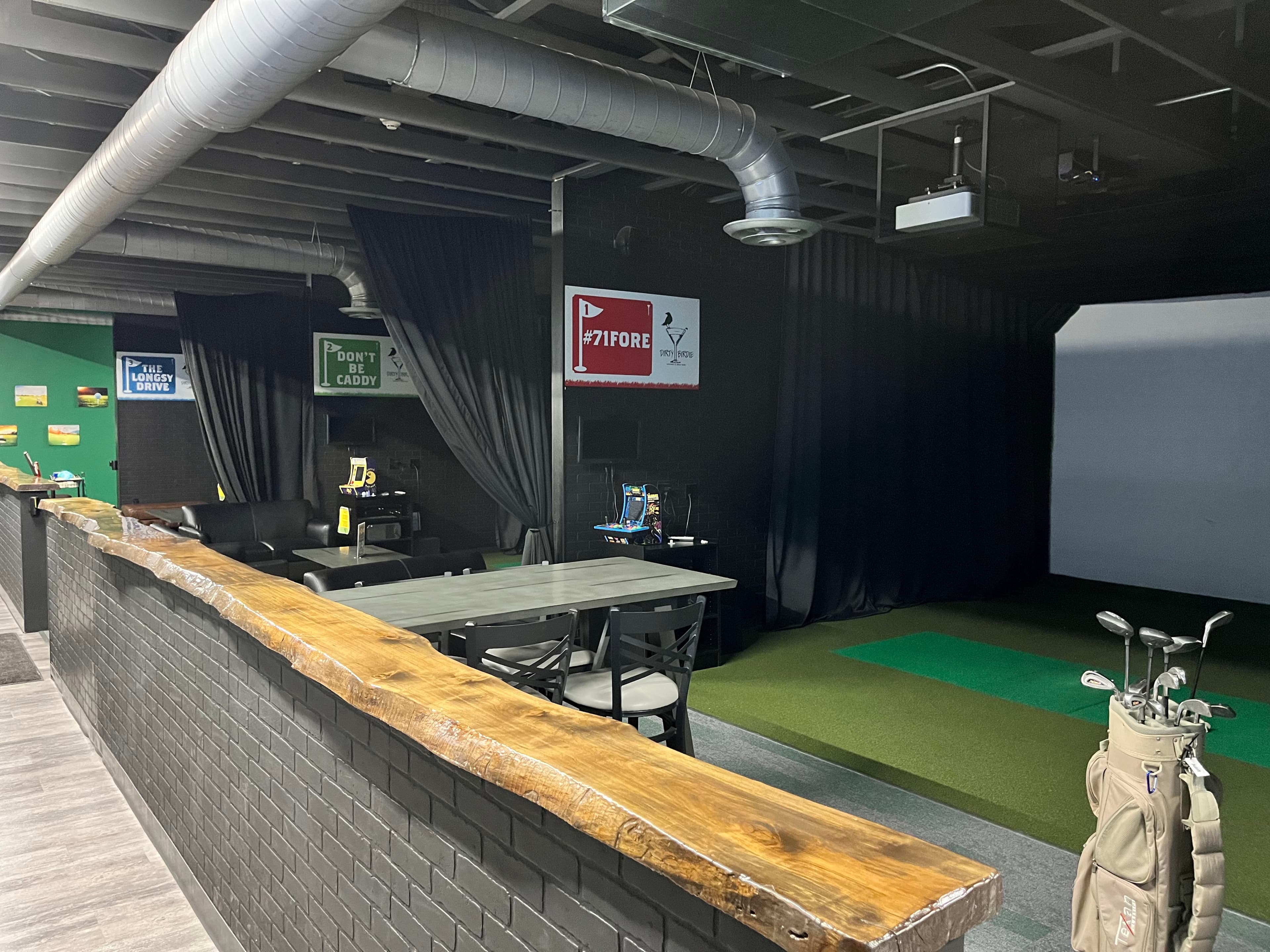 Dirty Birdie Lounge & Golf Bar - Image 2