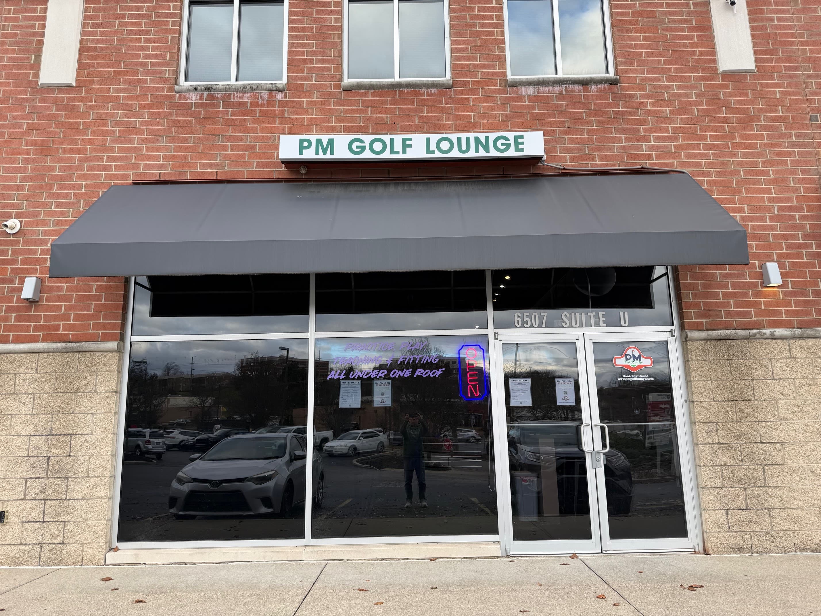 PM Golf Lounge - Image 1