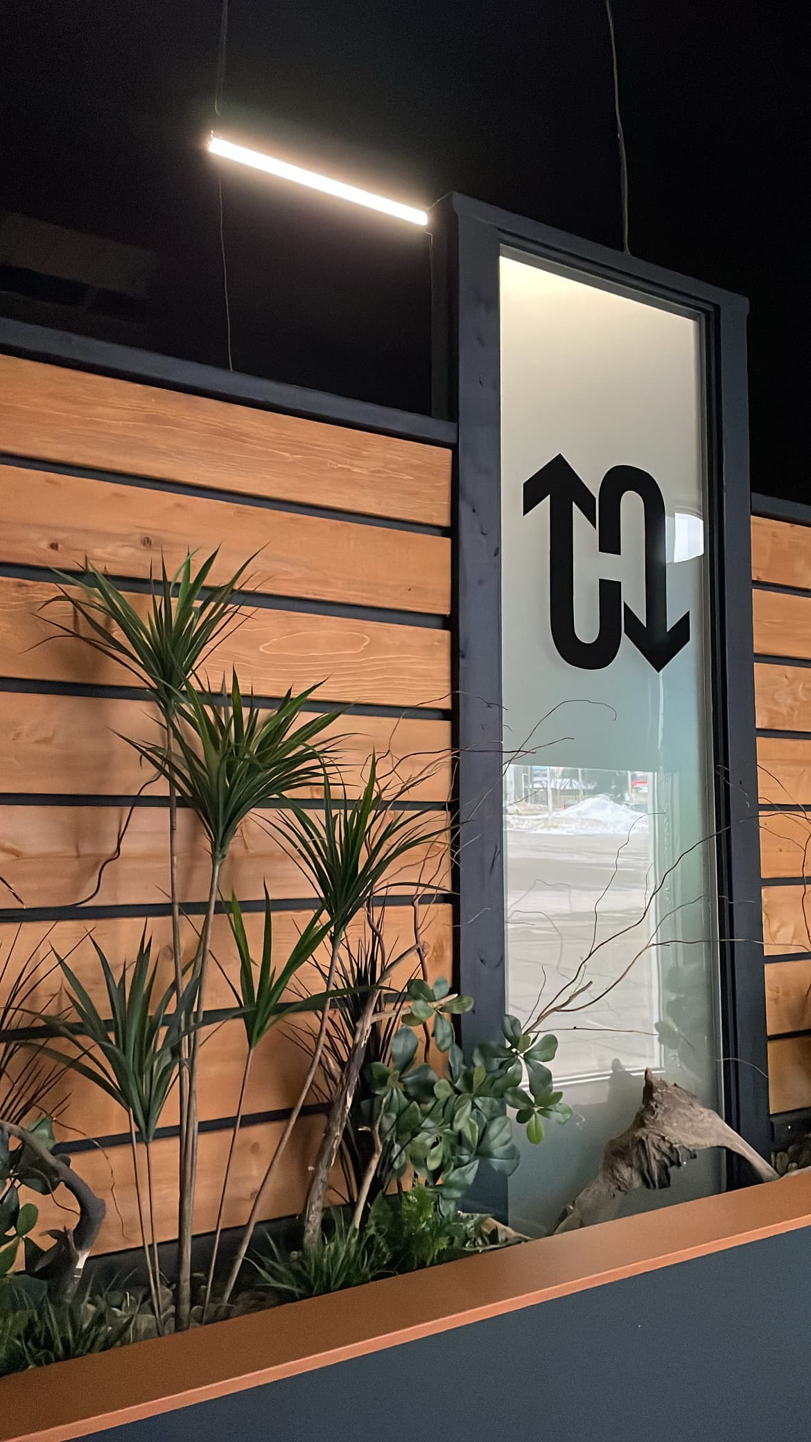 Up & Down Lounge - Image 7