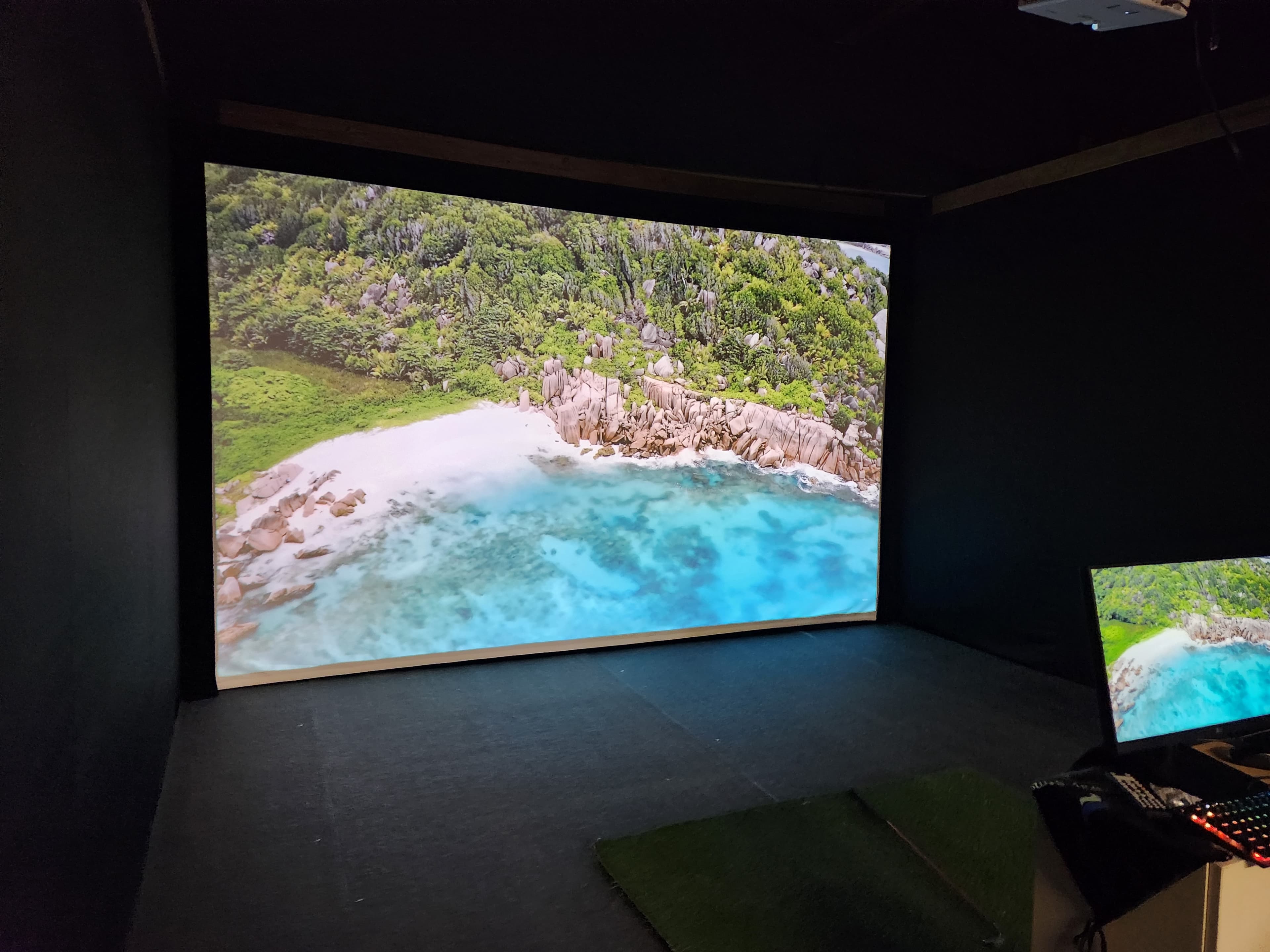 The Mad Hitter Indoor Golf Lounge - Image 3