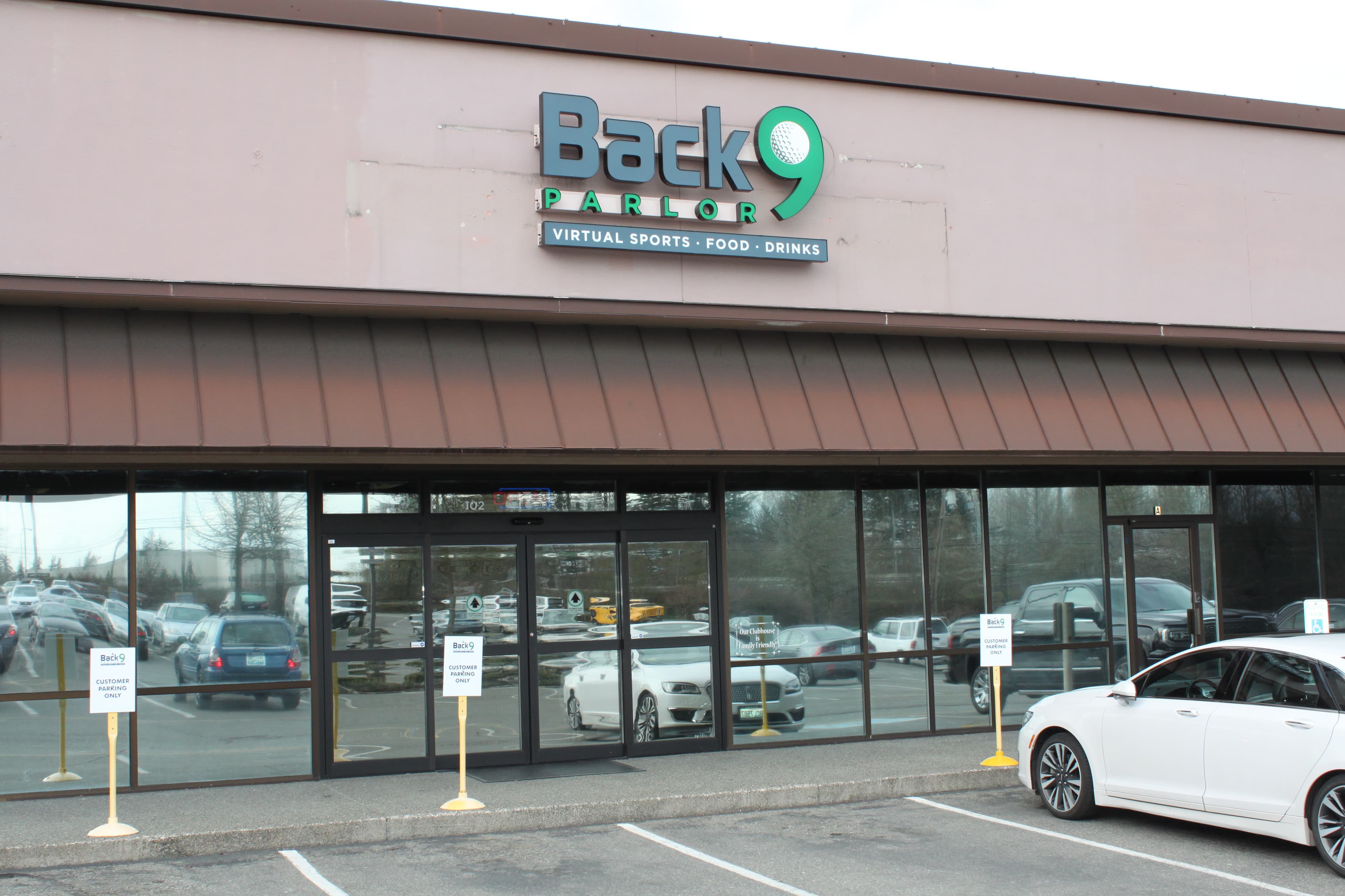 Back9 Parlor - Image 5