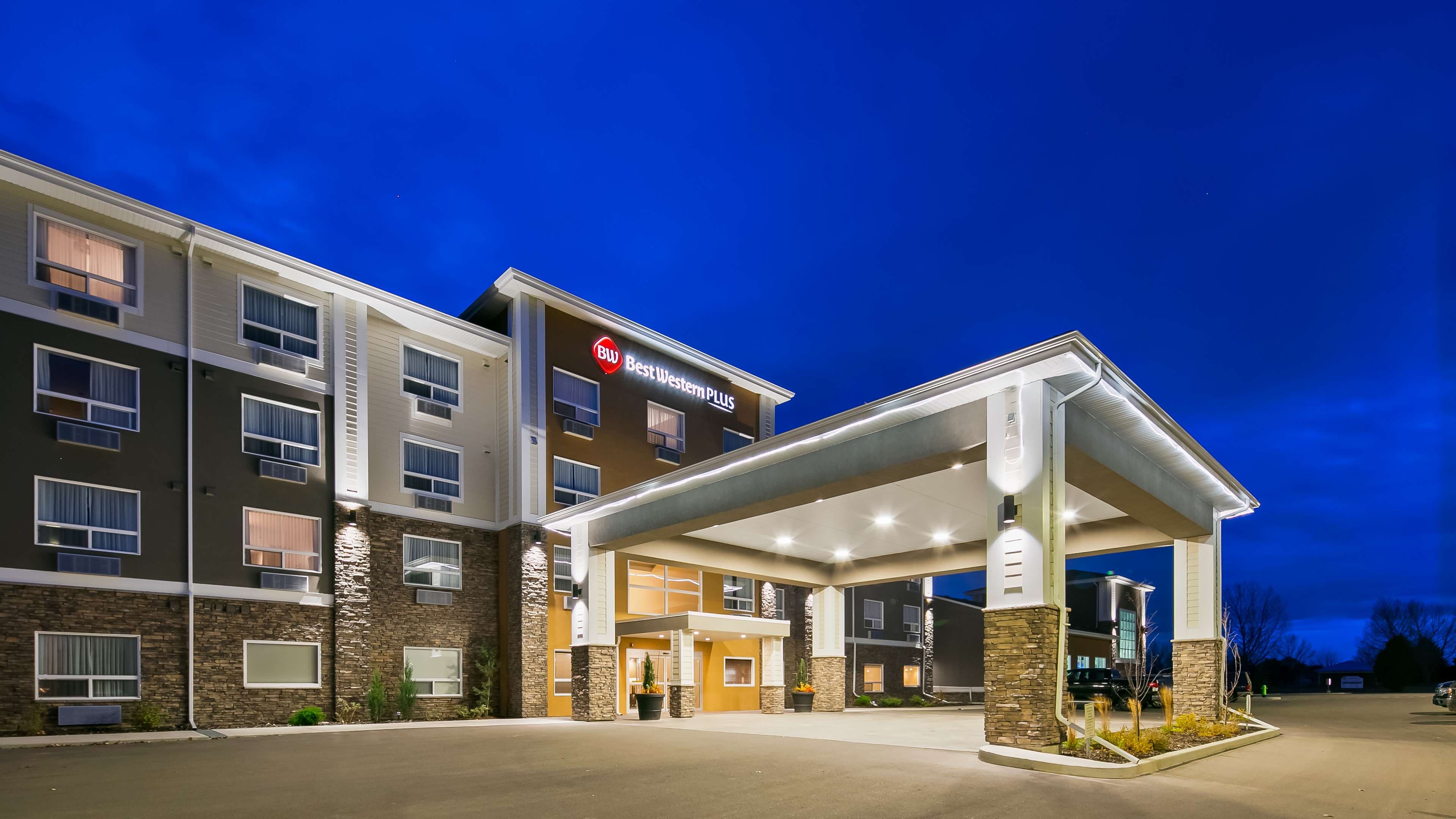 Best Western Plus Lacombe Inn & Suites - Image 9