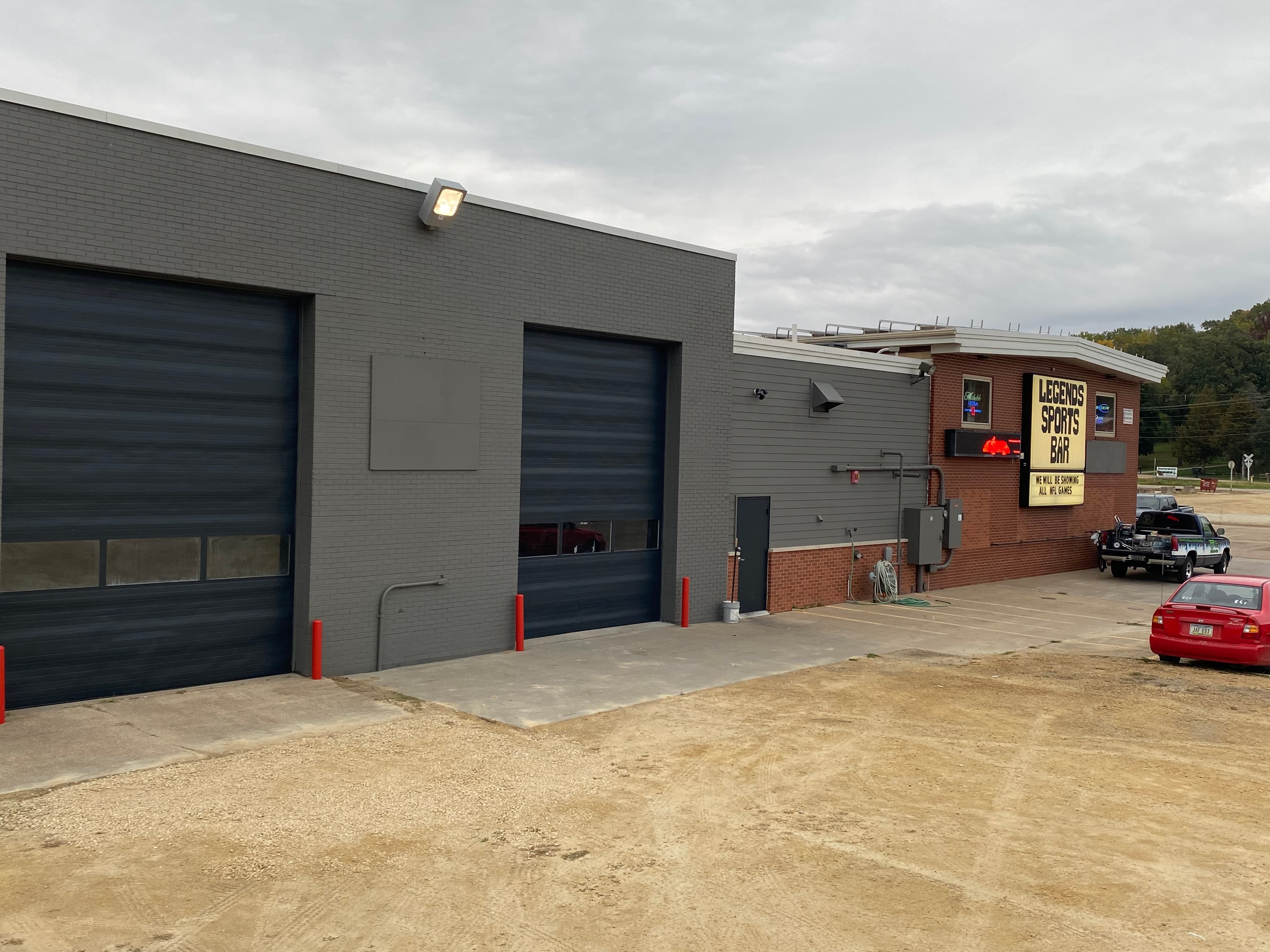 Legends Draft Haus & Sports Bar - Image 6