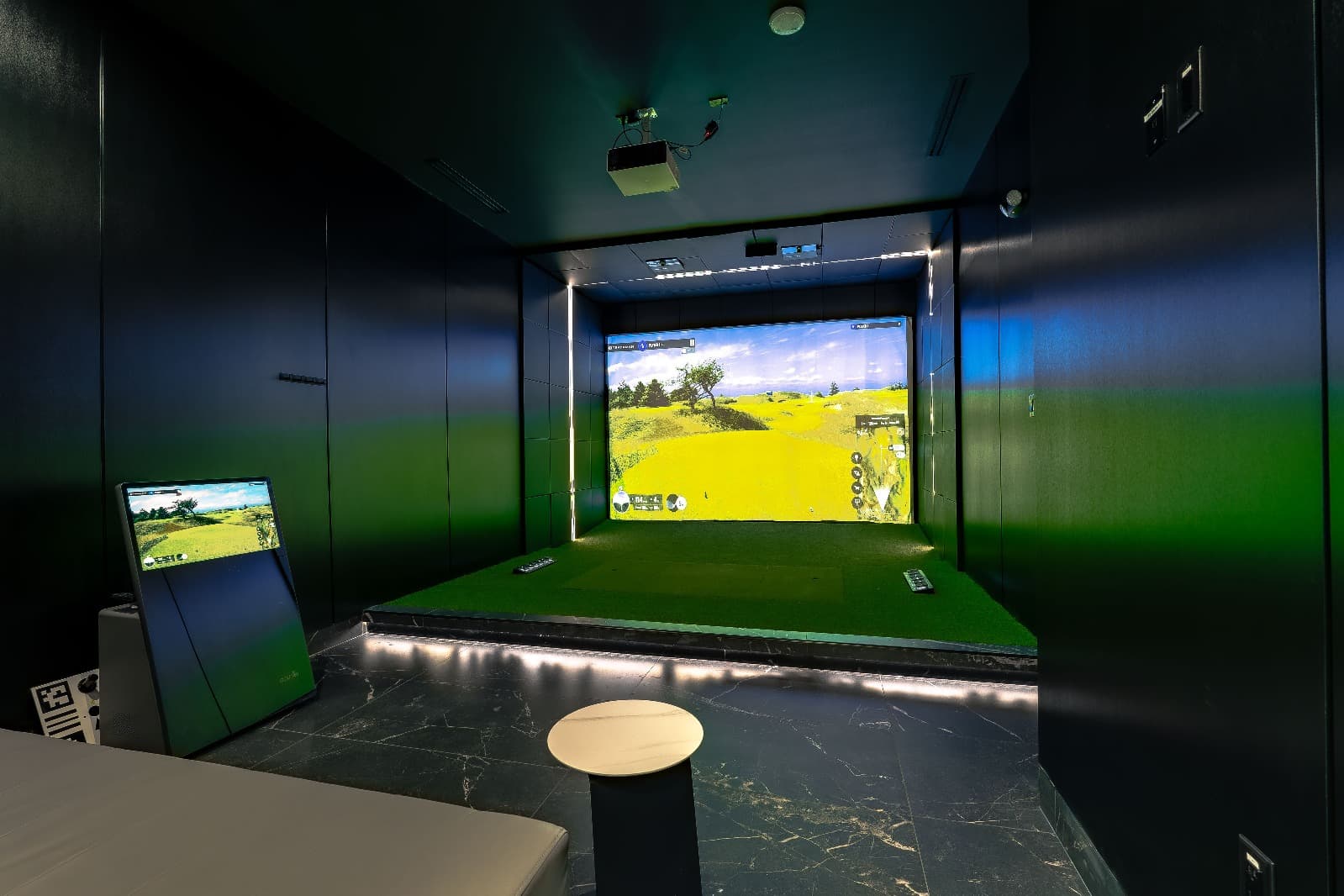 Happy Gilmore Golf Lounge - Image 4