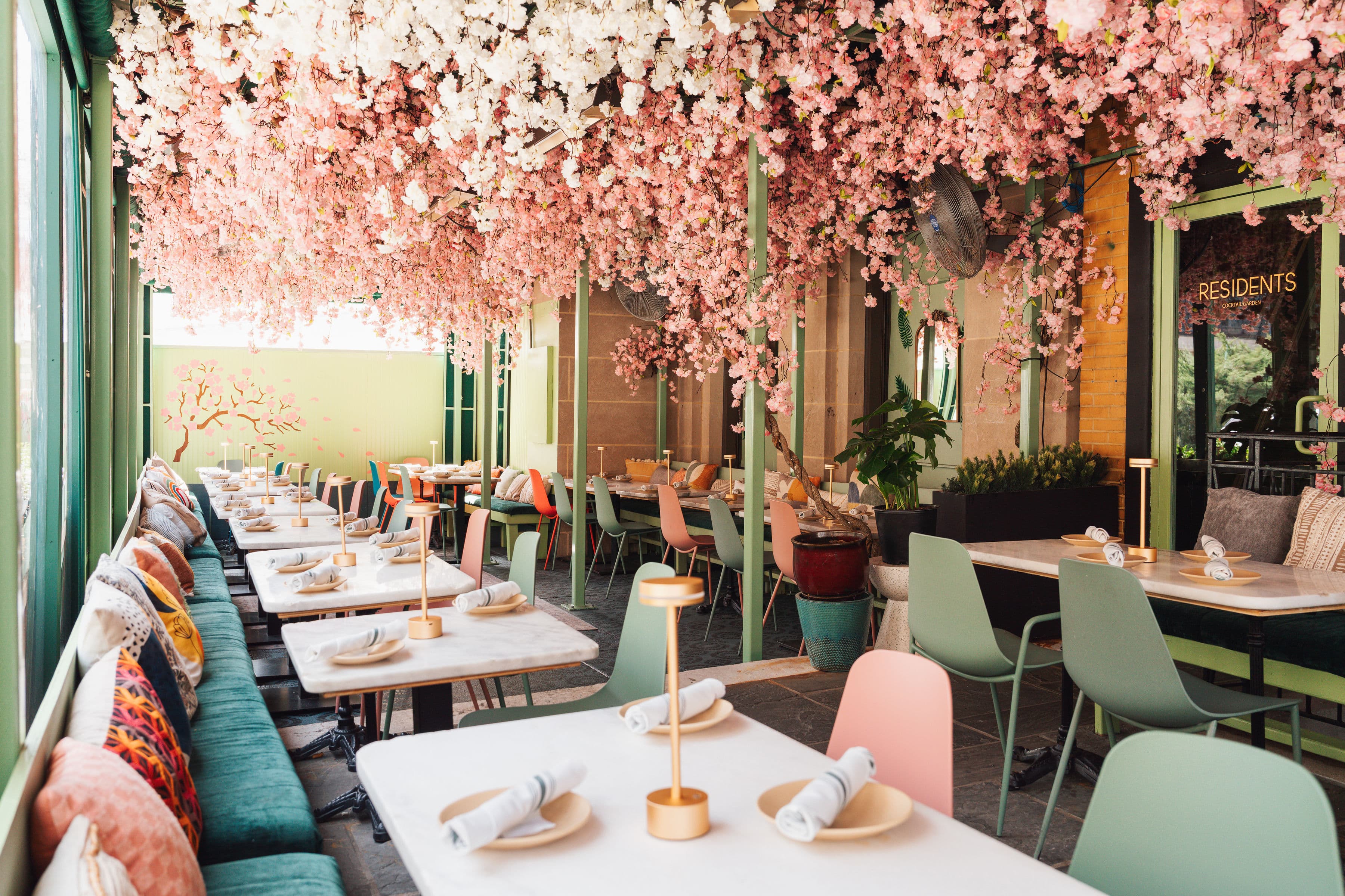 Residents Cafe & Bar - Image 1