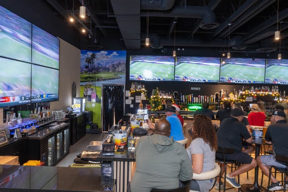Par 3 Sports Bar & Grill - Image 1