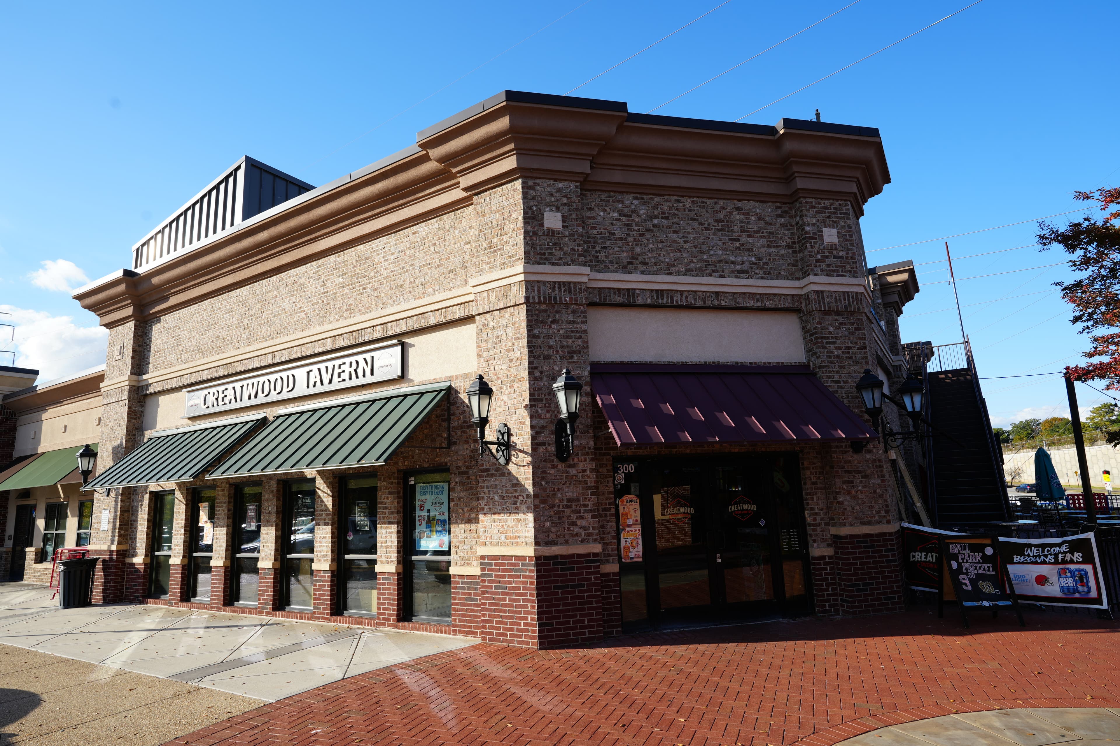 Creatwood Tavern & Rooftop - Image 9