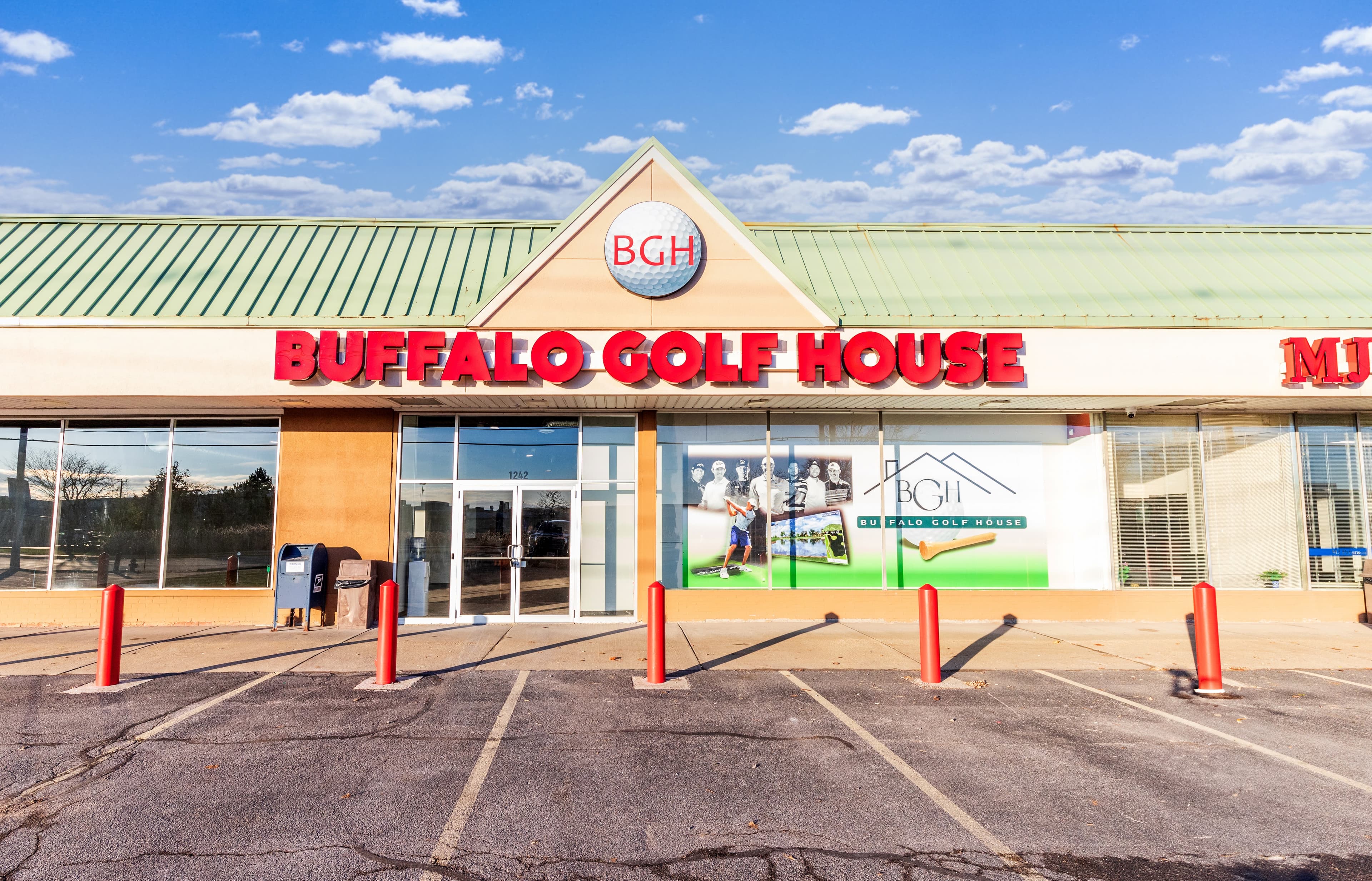 Buffalo Golf House - Image 1