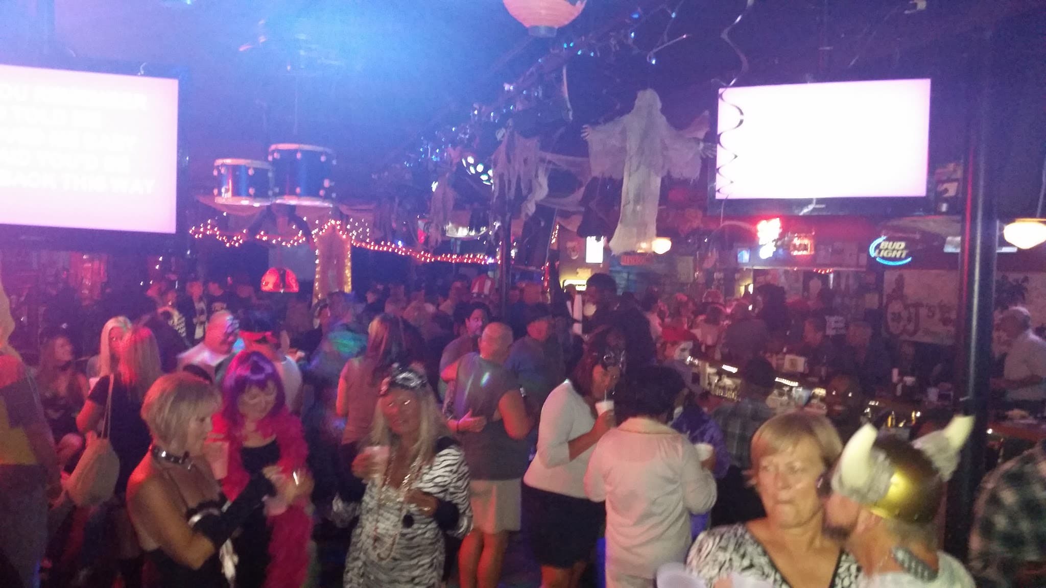 CJ's Backstage - Full Liquor Bar/Restaurant offering great food & entertainment - Image 5