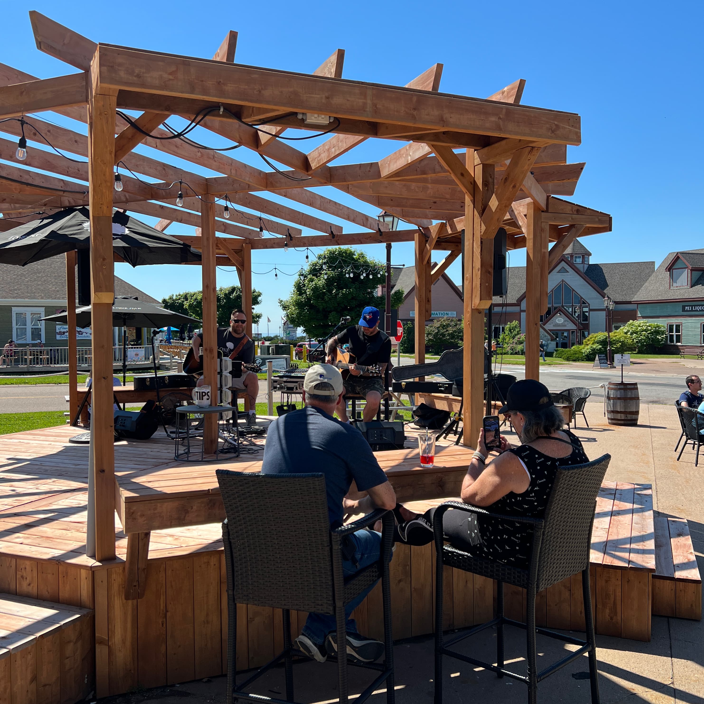 Lone Oak Restaurant, Taproom and Golf Simulator - Image 5