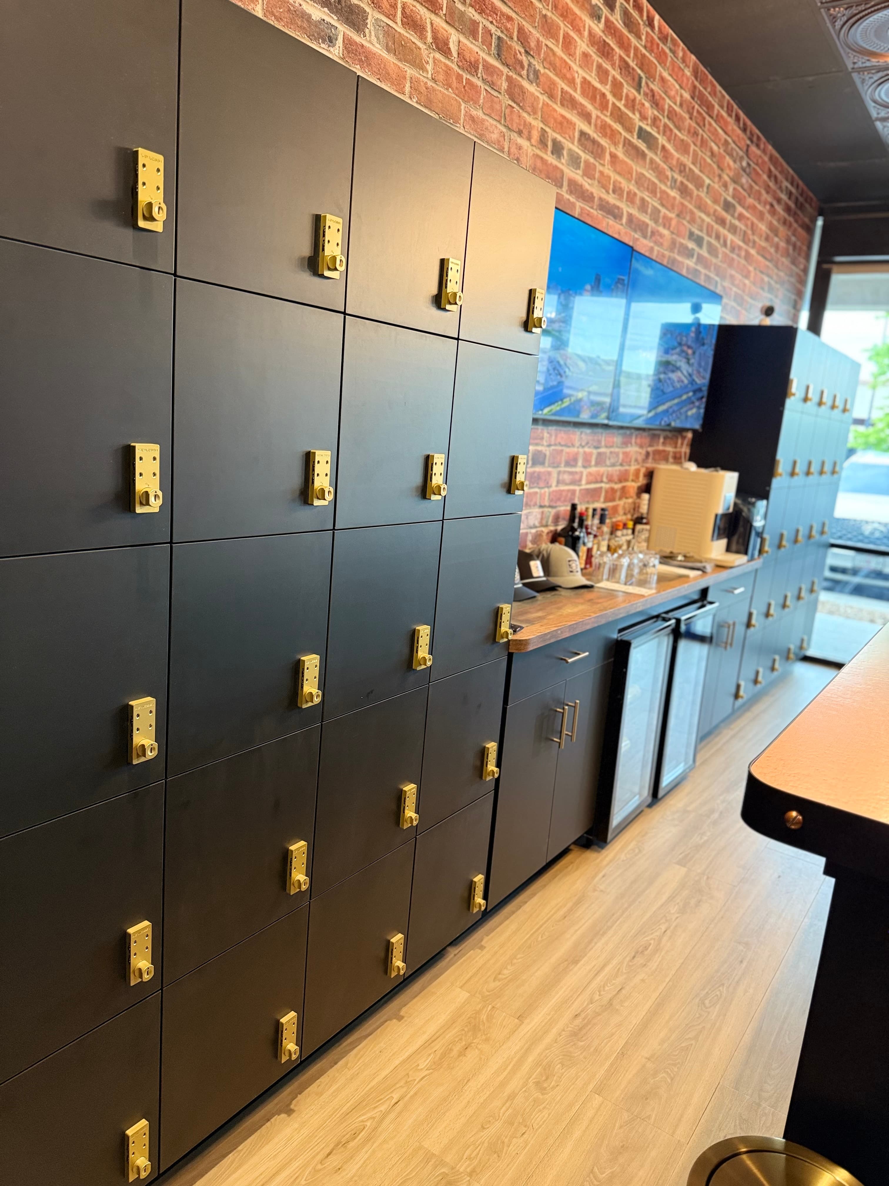 Birdies and Barrels Golf Lounge - Image 6