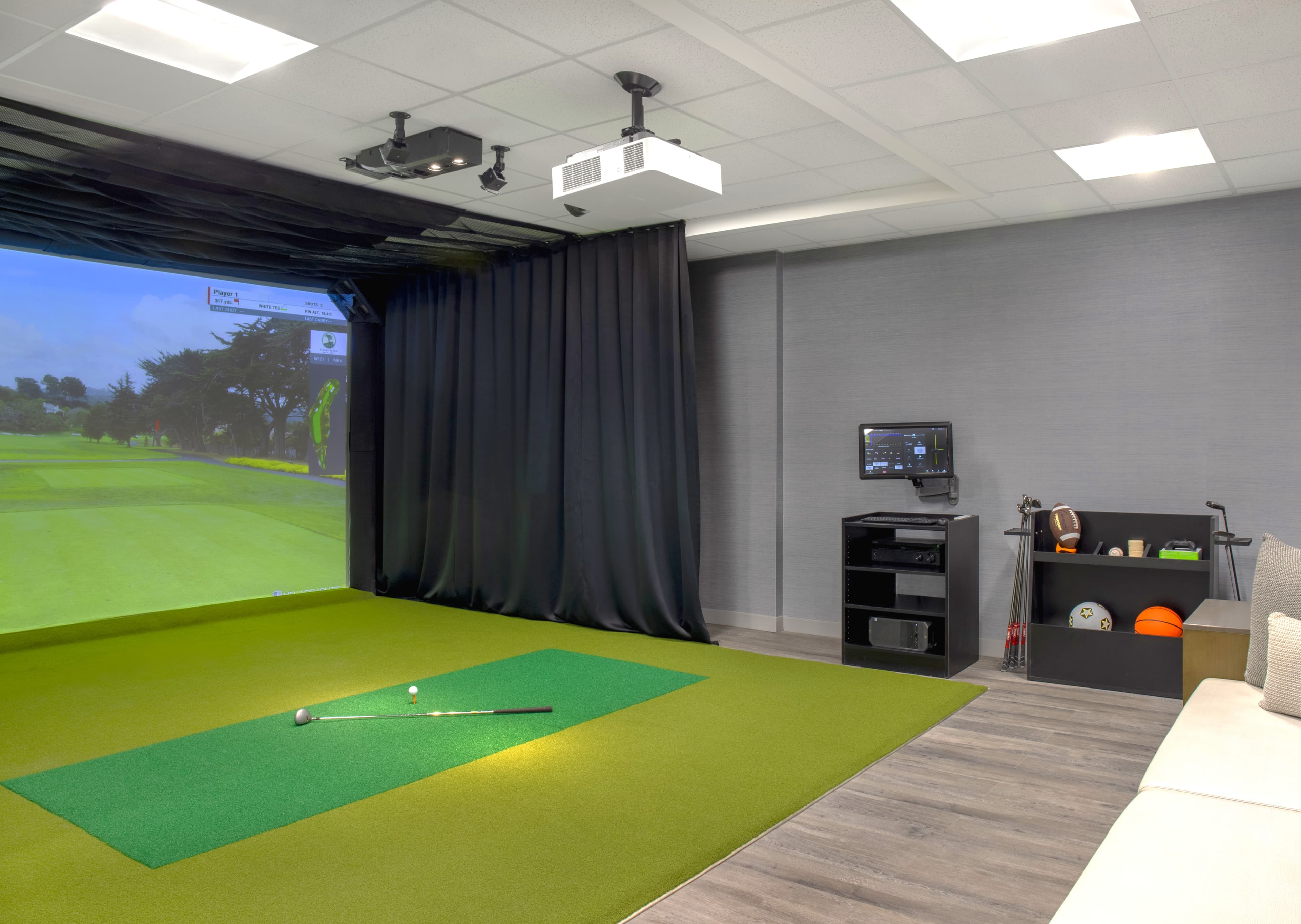 Tee-off Downtown Golf Simulator - Image 2