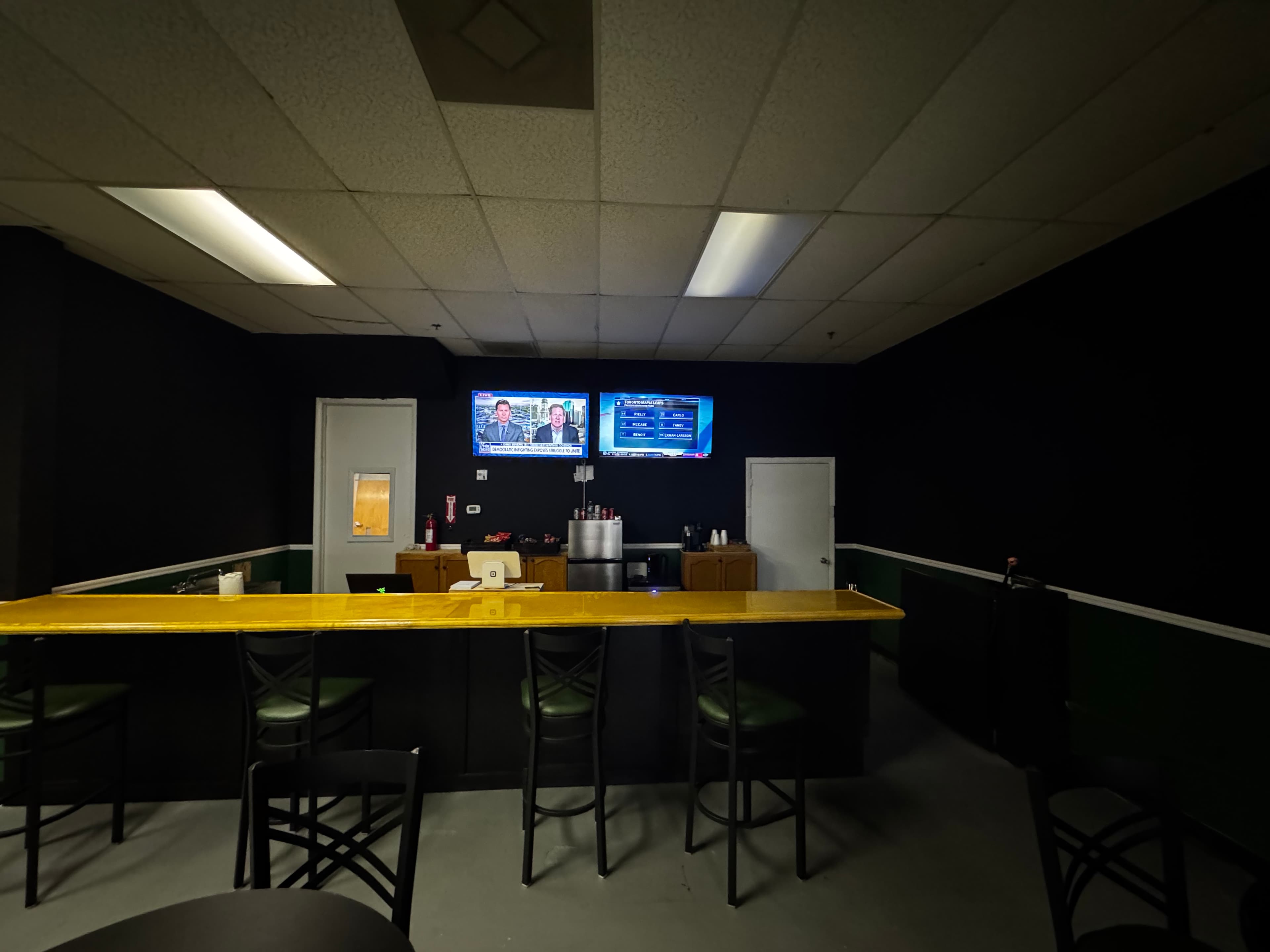 Golf garage Please click on website to book Times NOT BOOK NOW !!! 3 bays open, Pool, Darts and BEER and WINE - Image 7