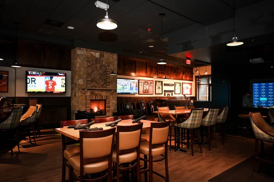 TOUR Golf & Grill - Image 8