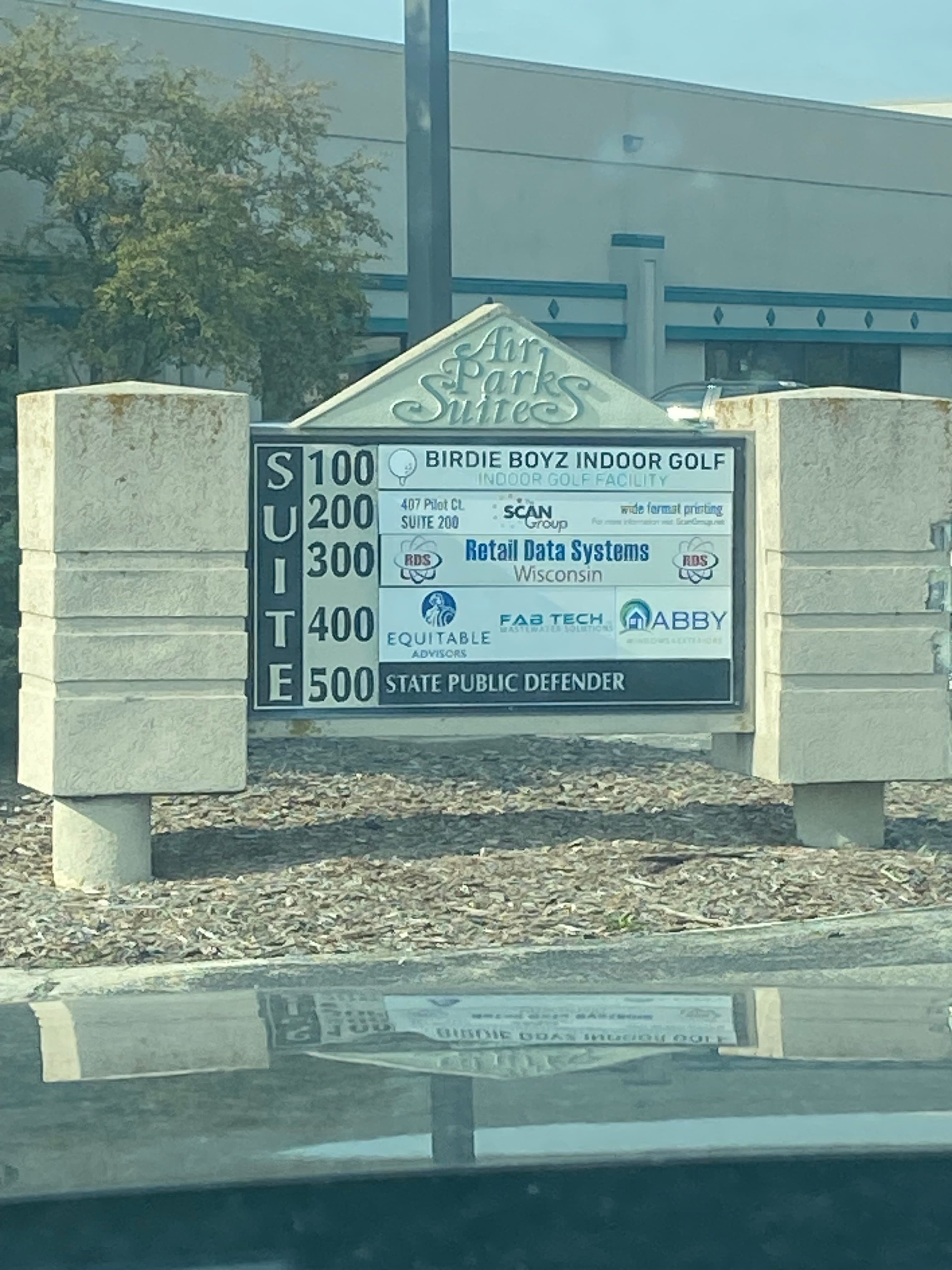 Birdie Boyz Indoor Golf - Image 2