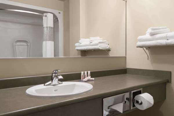 Days Inn by Wyndham Thunder Bay North - Image 4