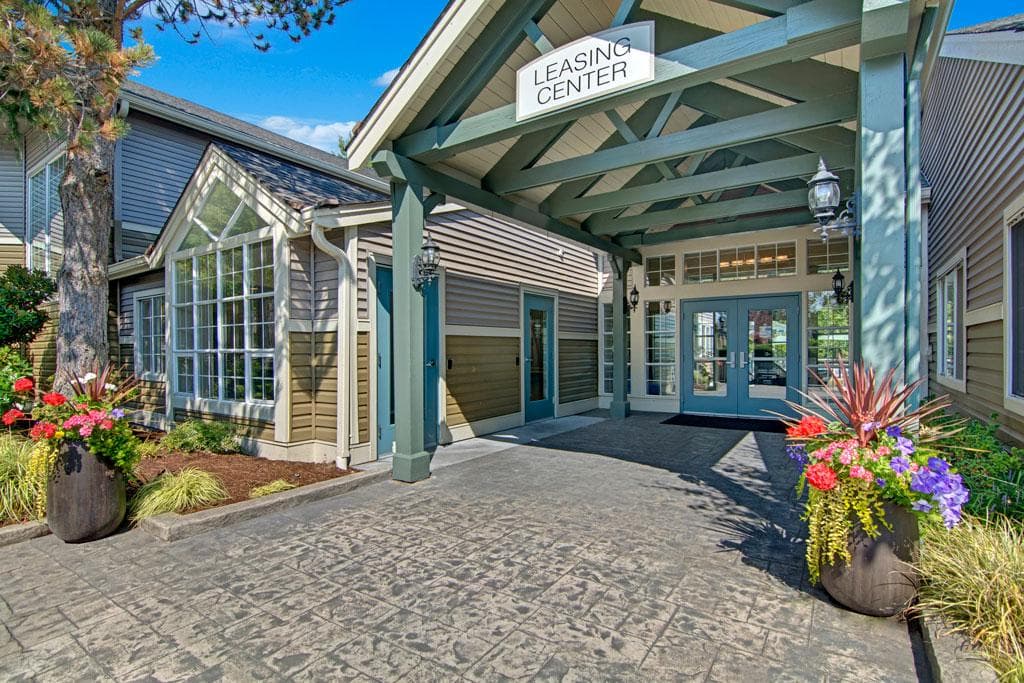 On The Green at Harbour Pointe Apartments - Image 1