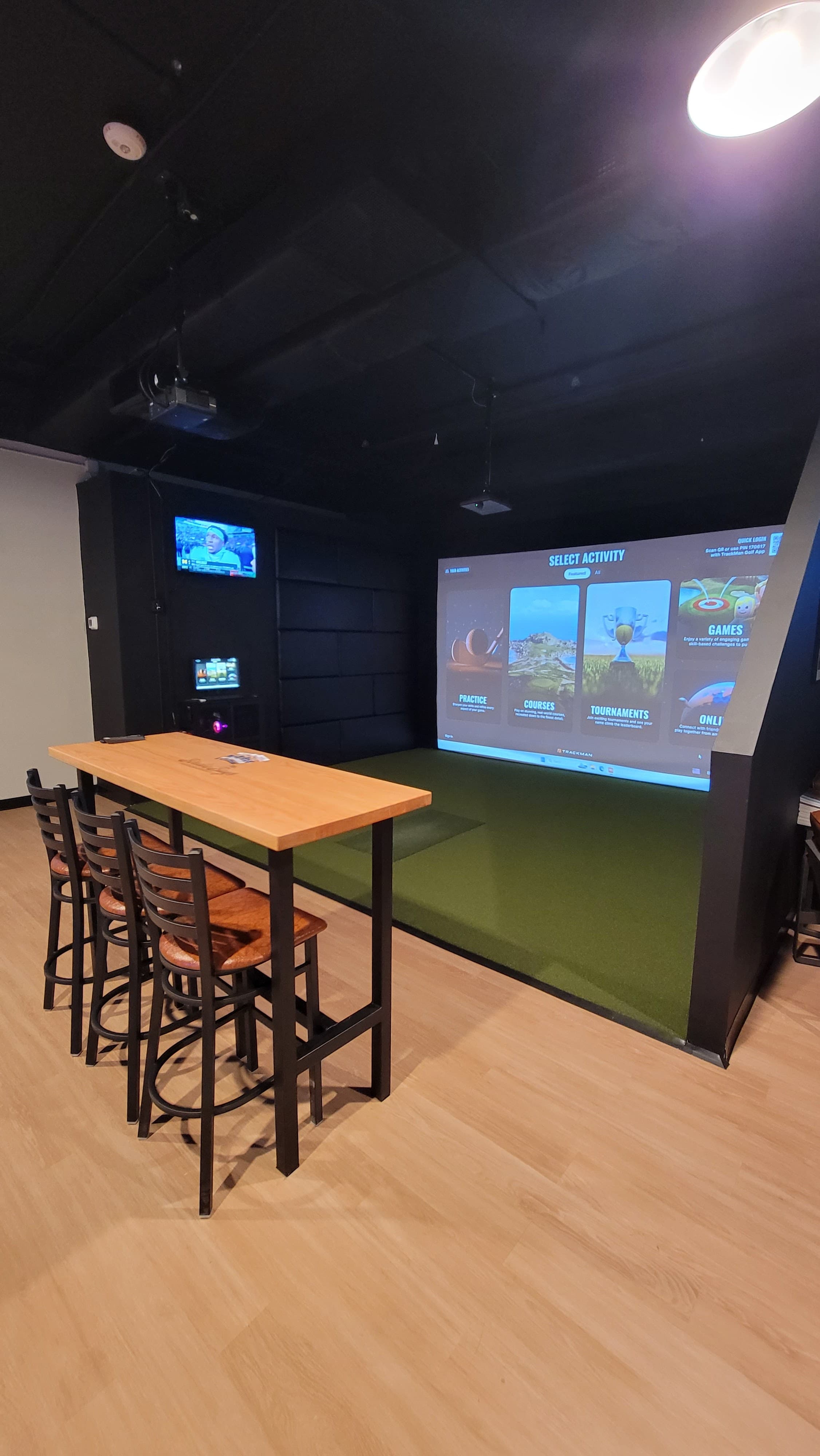 Birdie Bays Indoor Golf - Image 9