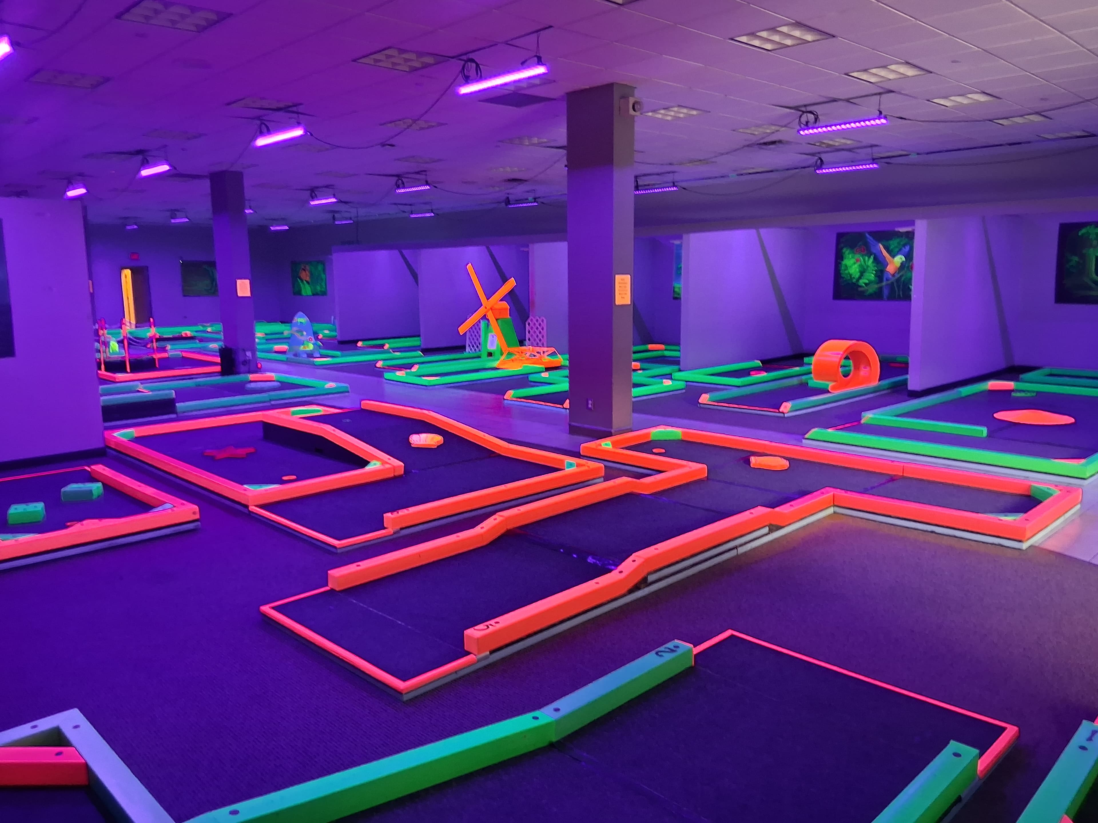 Glowgolf Mini Golf at Quail Springs Mall - Image 5