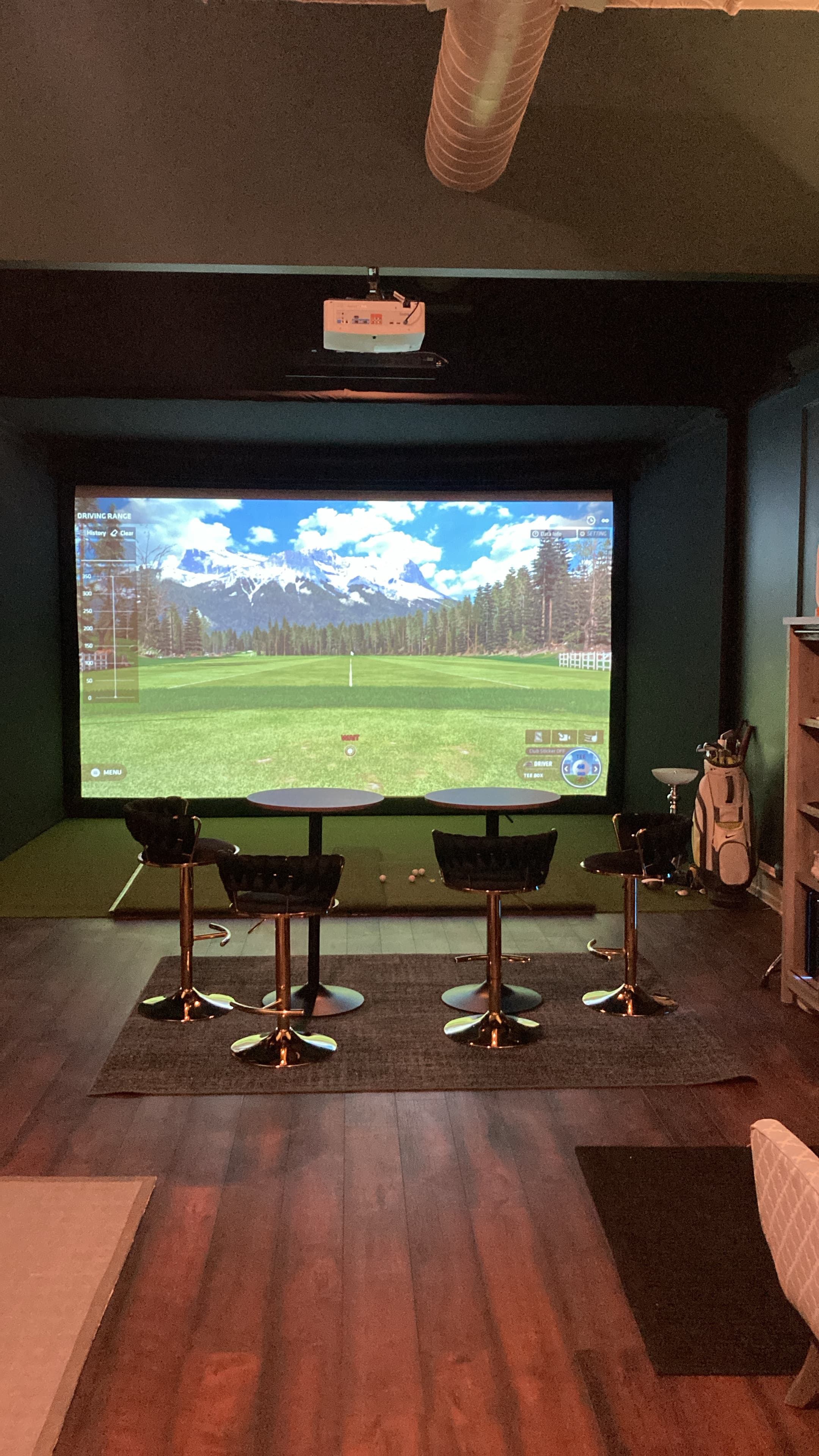 Below Par Golf Lounge - Image 4