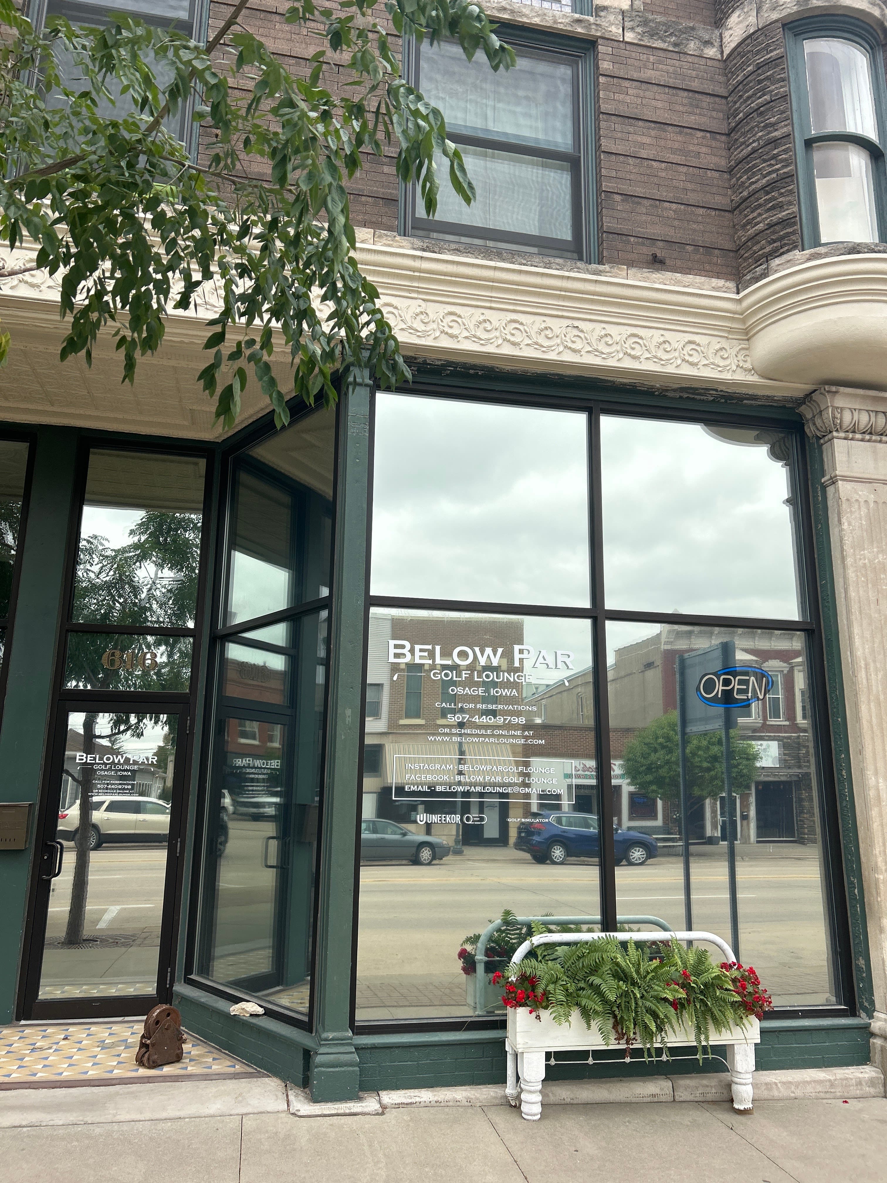 Below Par Golf Lounge - Image 1