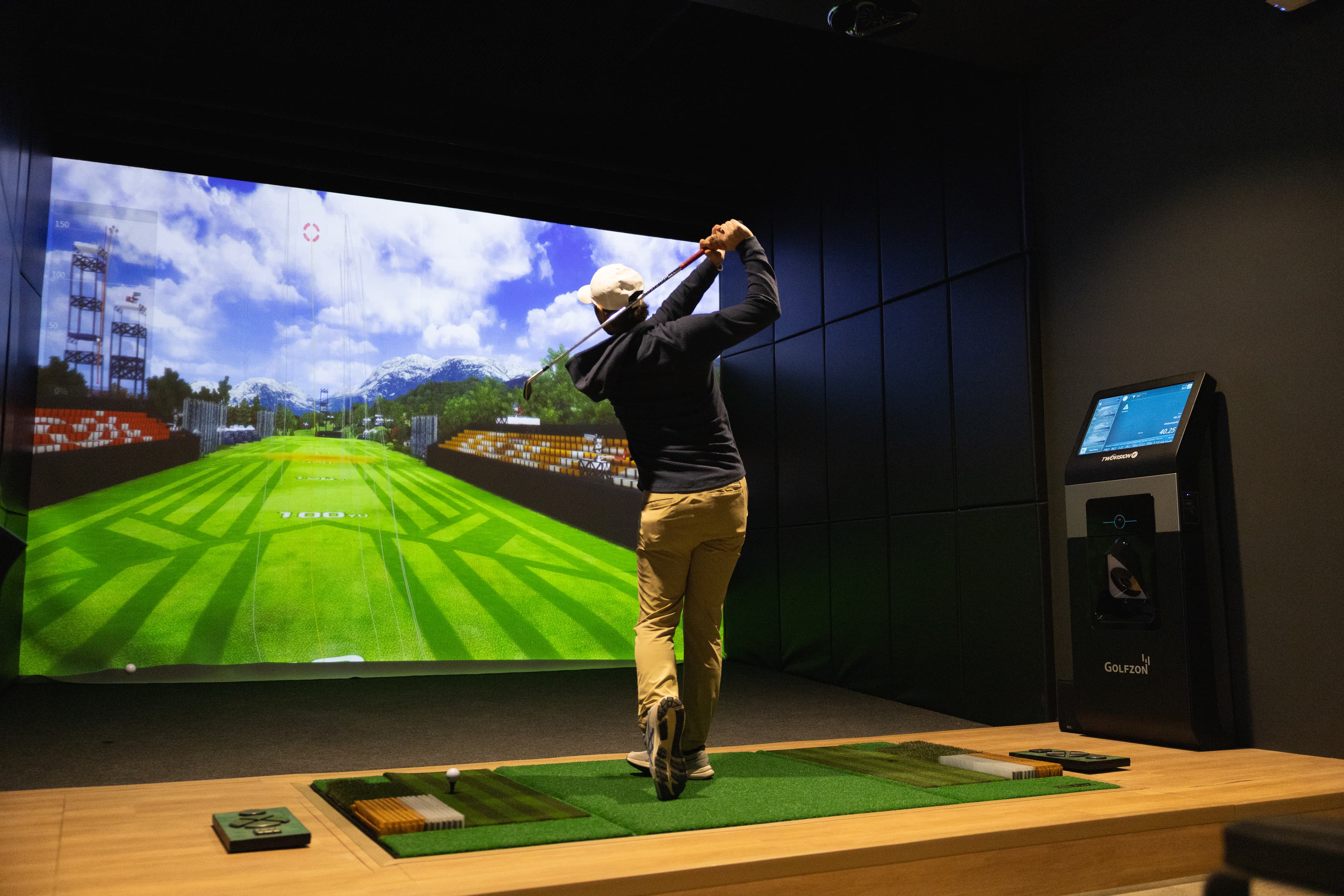 Element Indoor Golf - Burnsville - Image 2