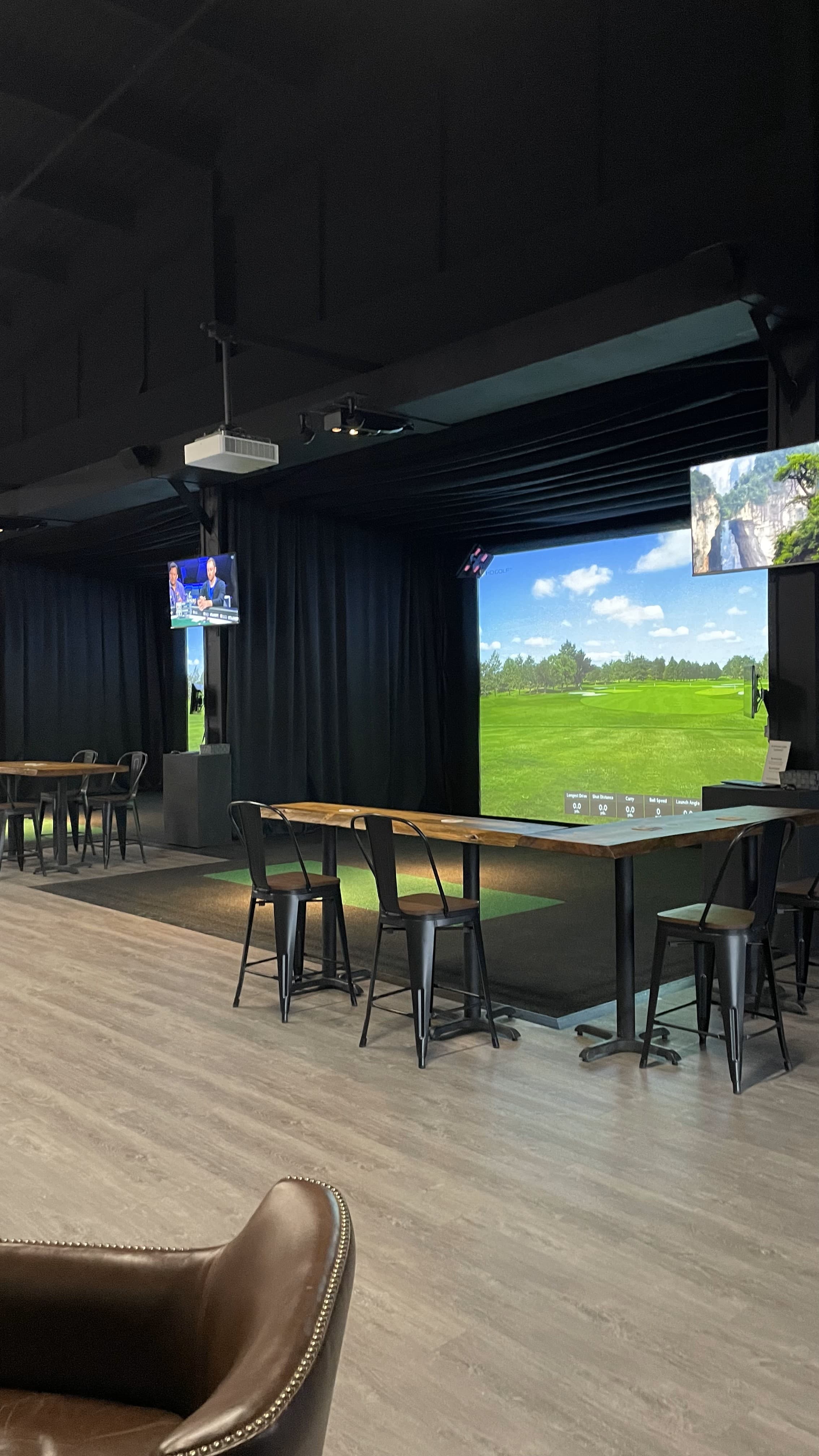 Up & Down Lounge - Image 1