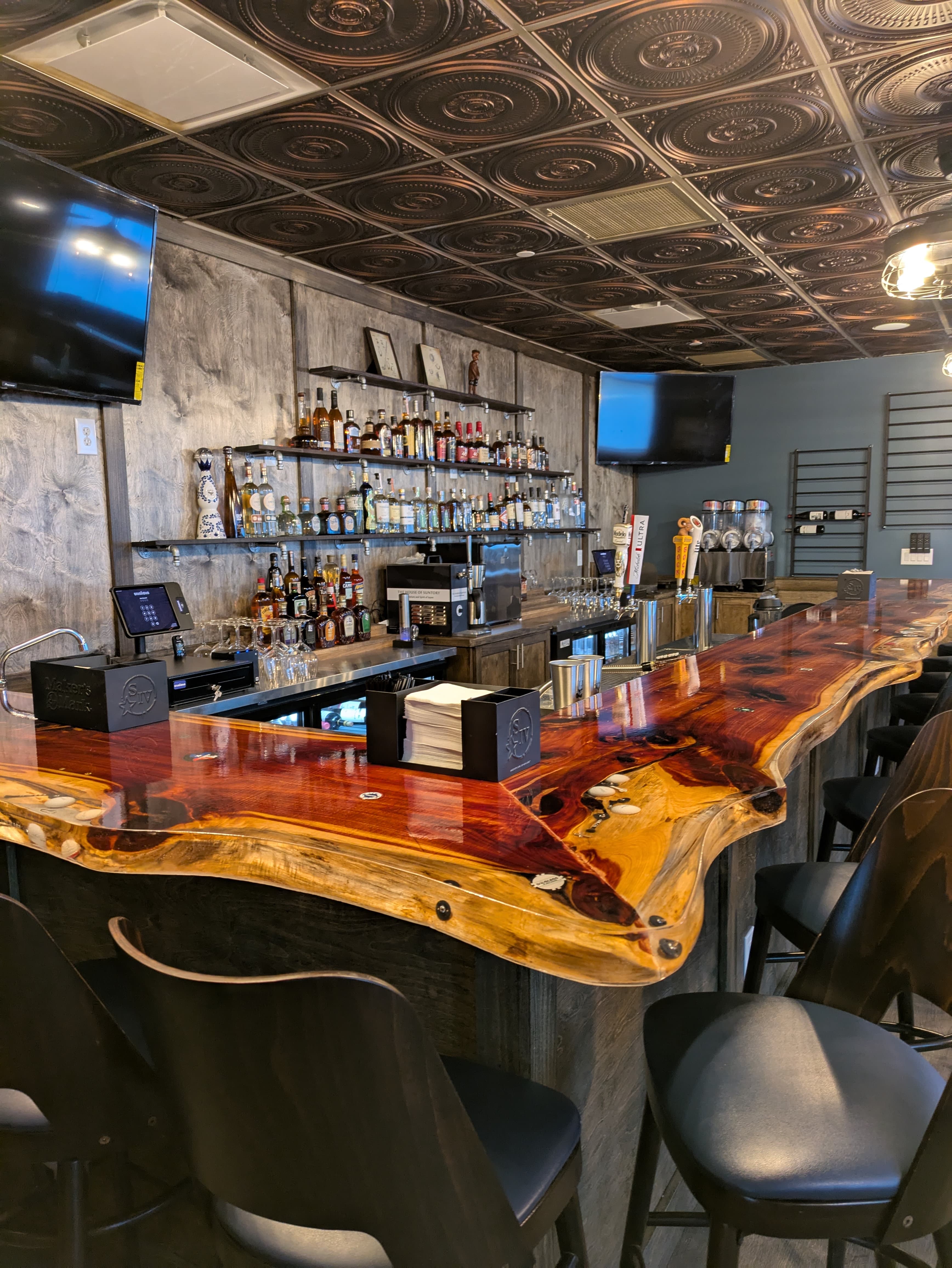 Doglegs Golf Lounge - Image 1