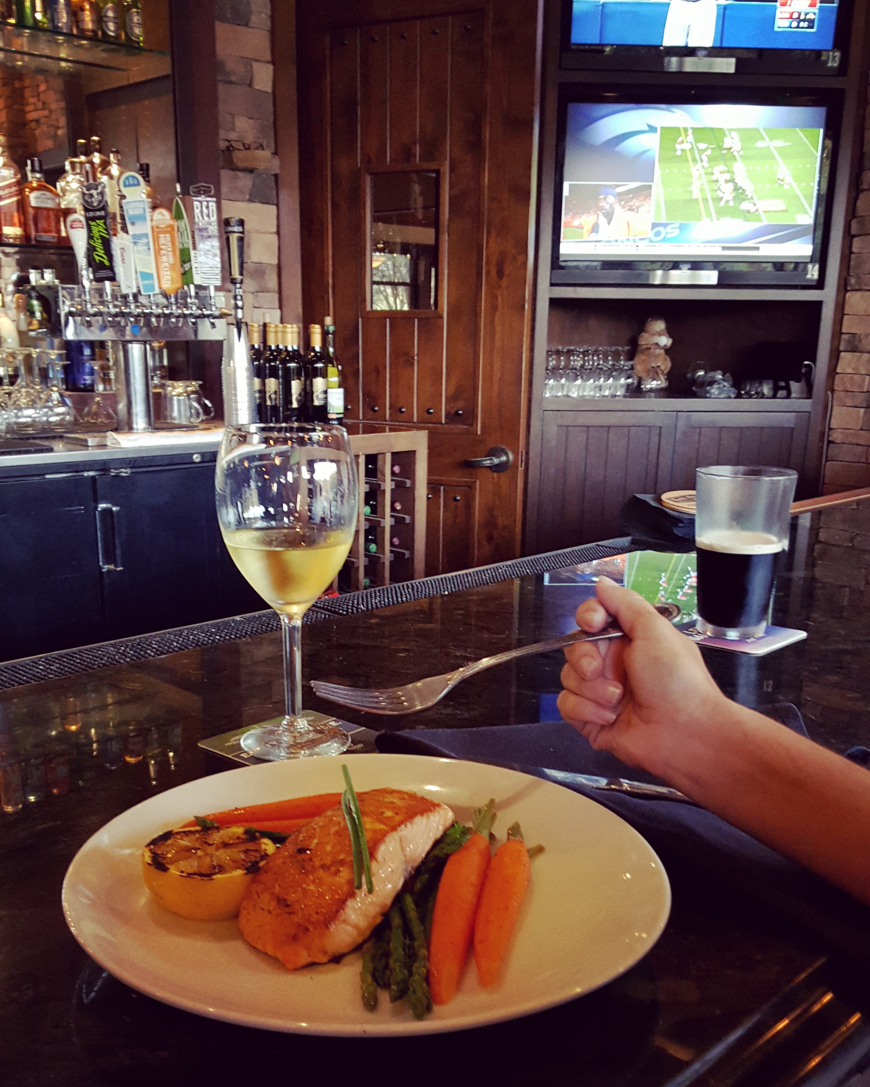 SJH Sports Bar & Grill - Image 4