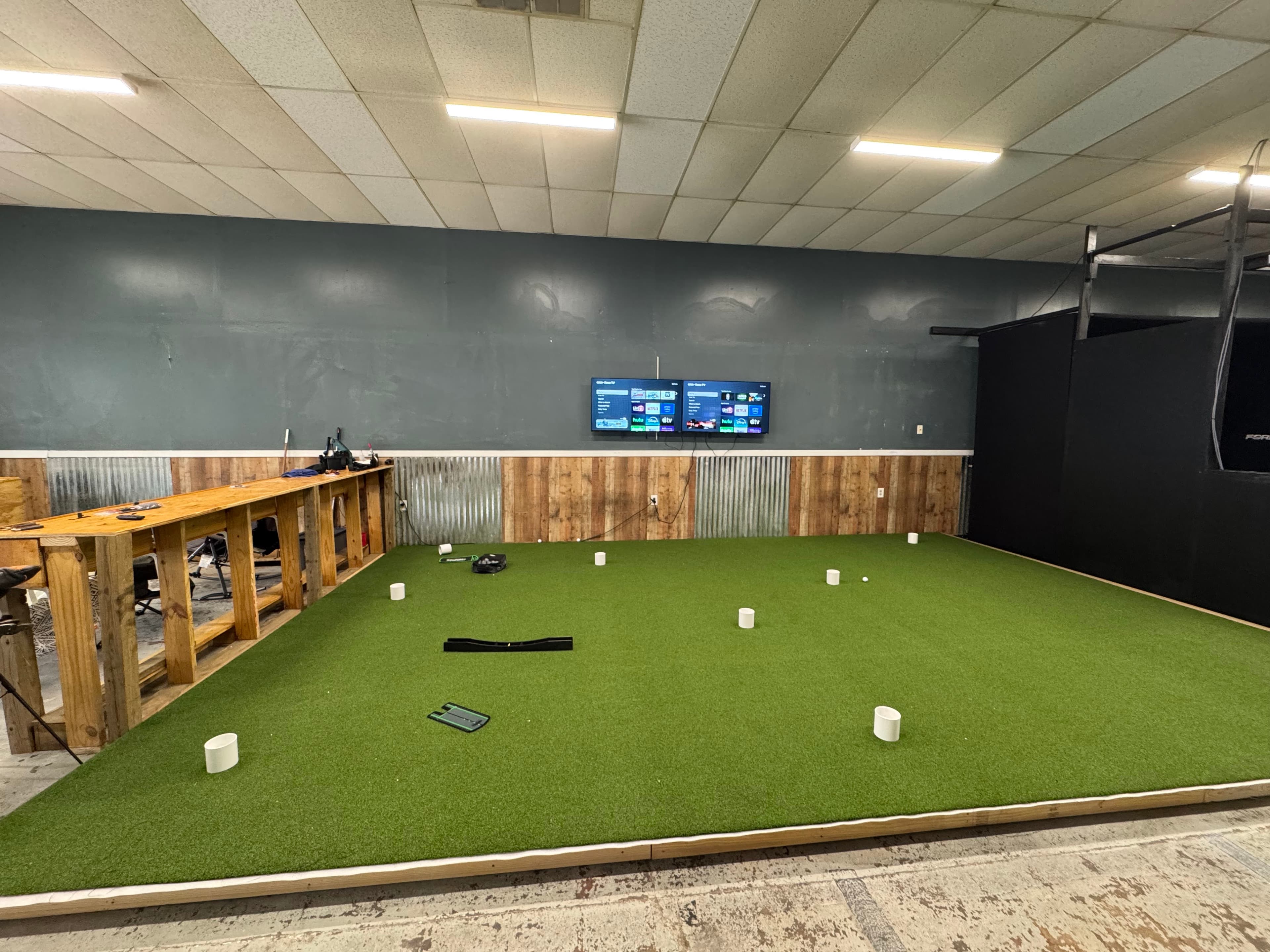 Tee it Up! Golf Lounge - Image 1