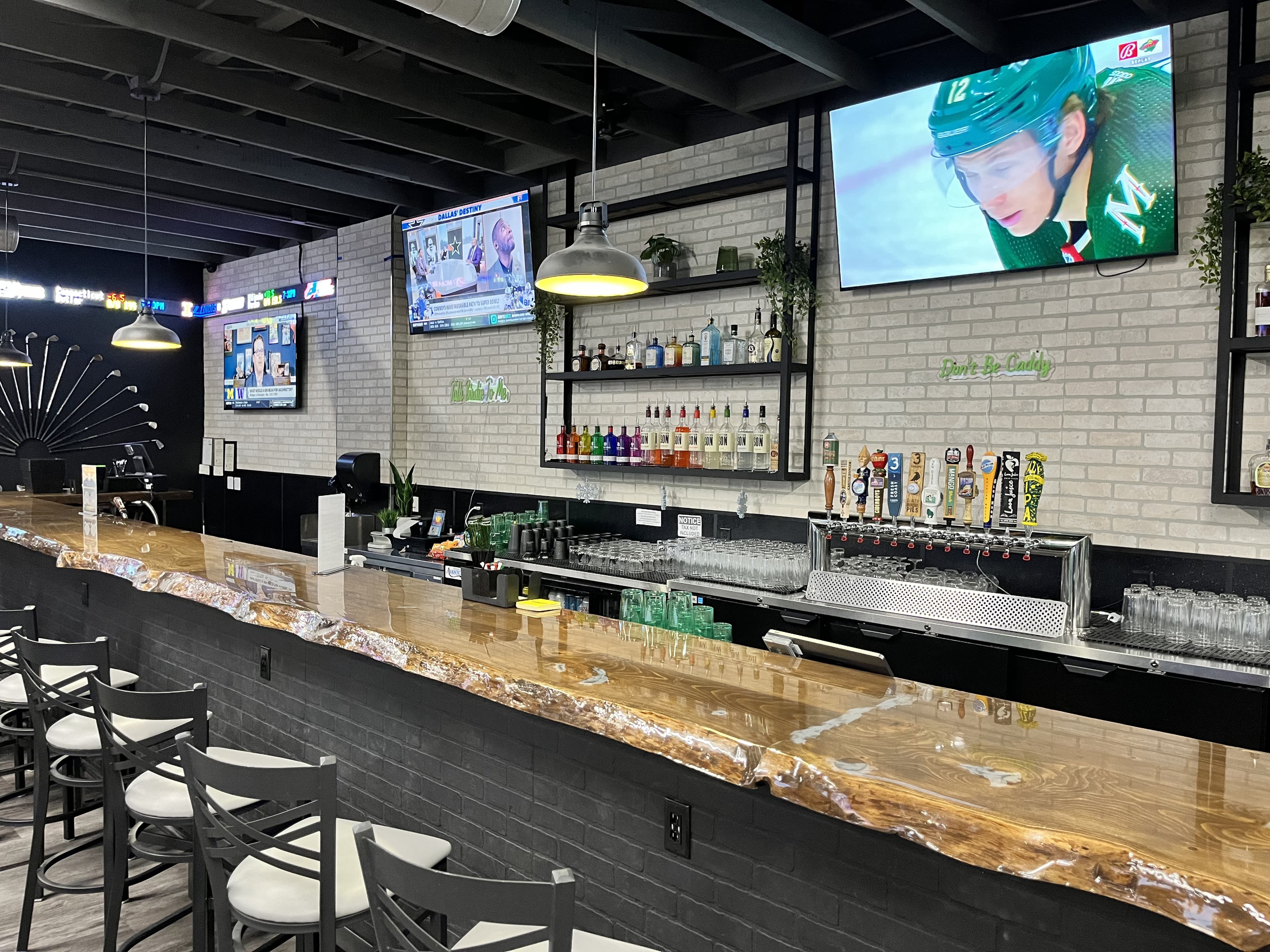 Dirty Birdie Lounge & Golf Bar - Image 3