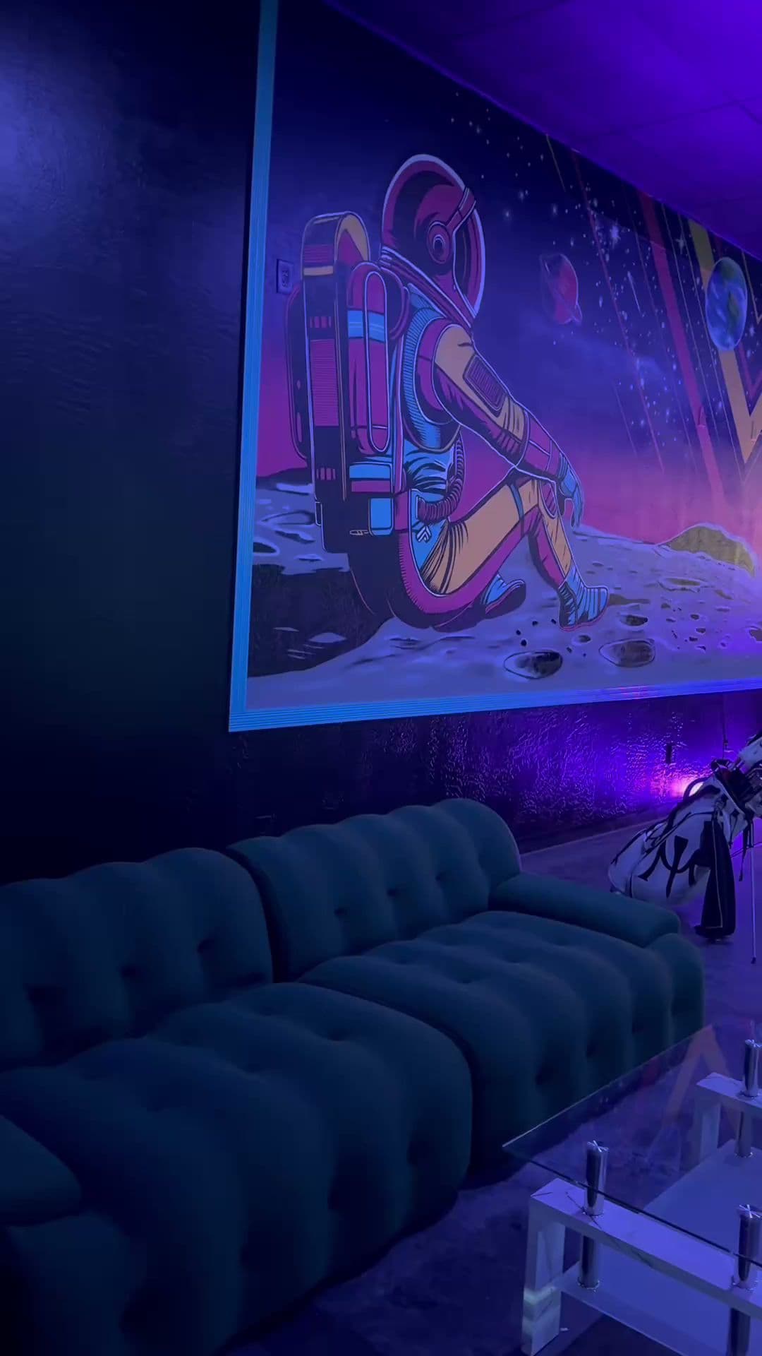 2 Birdies 1 Lounge Indoor Golf - Image 8